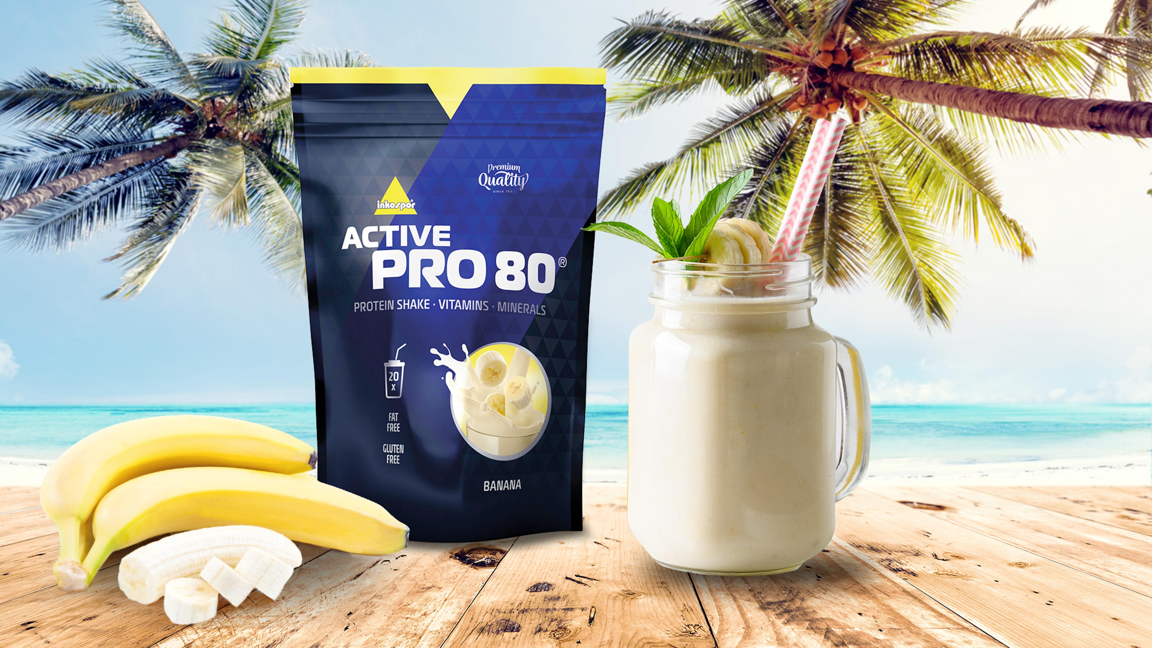 Ein Produktbild mit zwei Nahrungsergänzungsmittel-Behältern: links eine weiße Flasche "Multivitamin Gummies" vor Beerenspritzern und frischen Beeren, rechts ein dunkles Glas "Whey Protein Cookies" mit Milch- und Keks-Spritzern.
