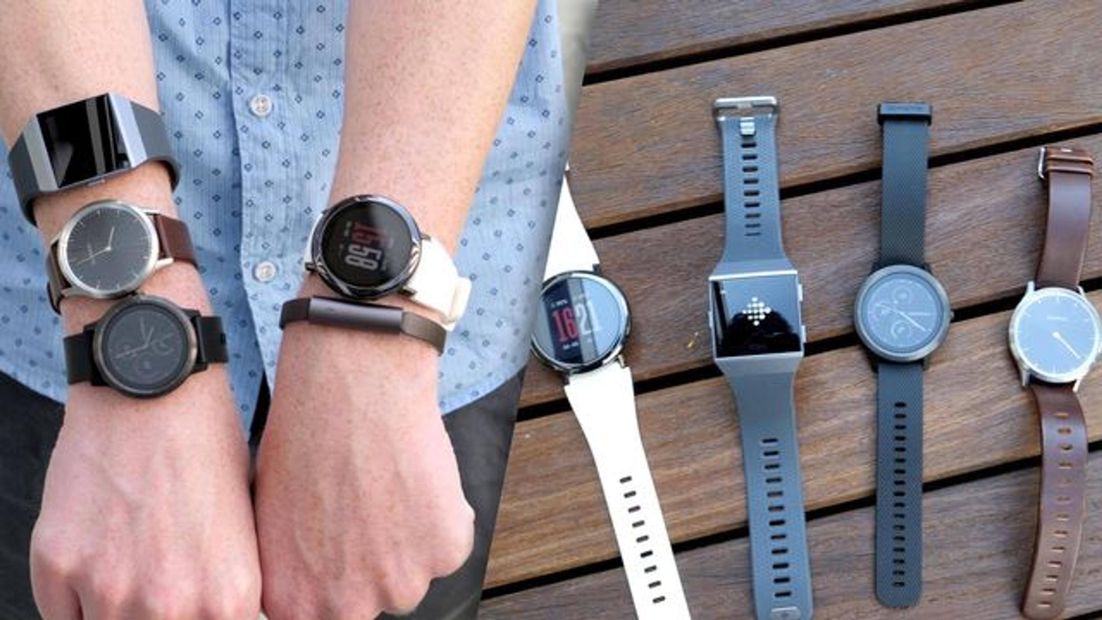 Zwei Handgelenke mit mehreren Smartwatches, daneben sechs Smartwatches auf einer Holzbank