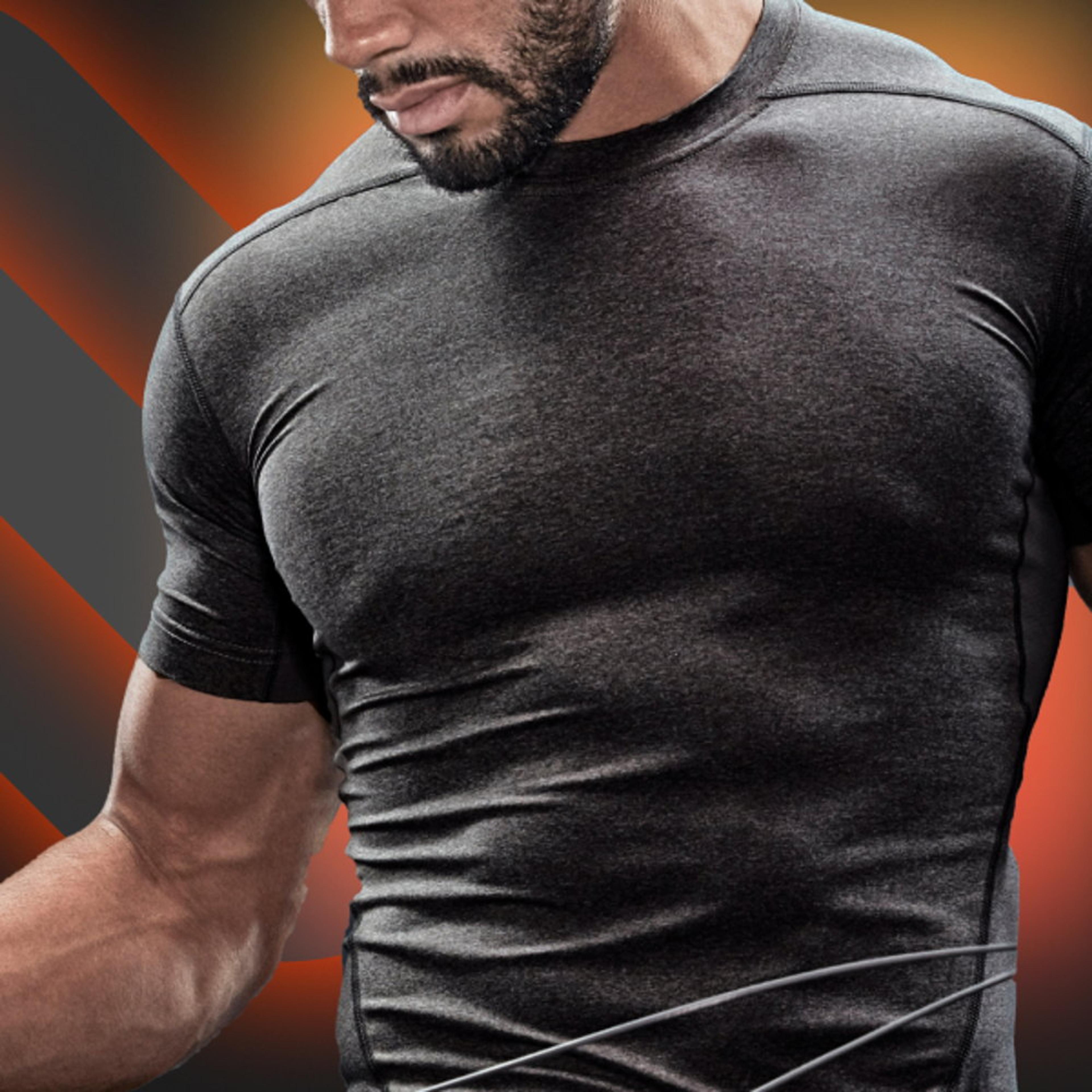 Ein muskulöser Mann in einem eng anliegenden, dunklen T-Shirt hält ein Springseil vor einem dynamischen Hintergrund