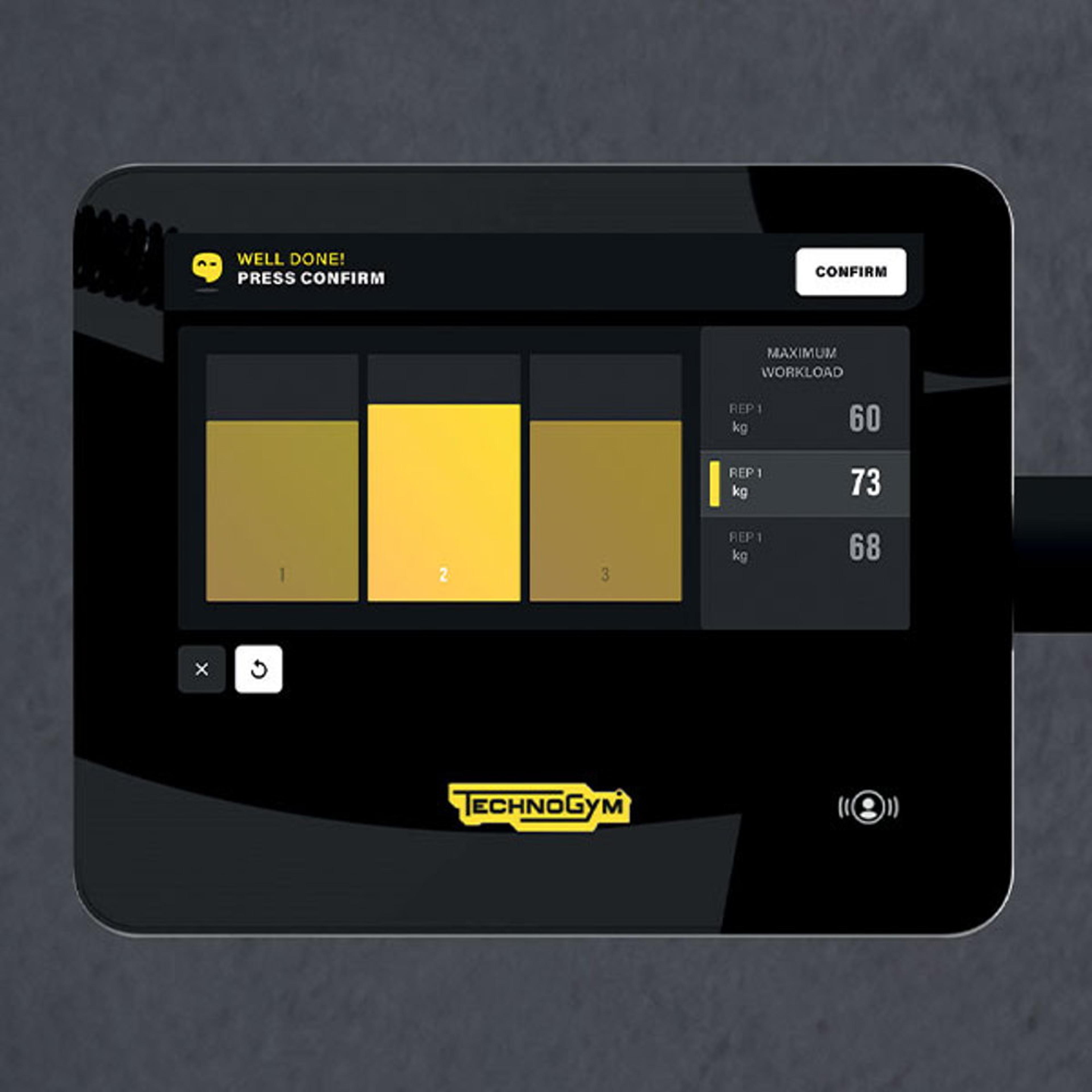 Ein Displaybildschirm von Technogym mit Trainingsinformationen und Bestätigungstaste