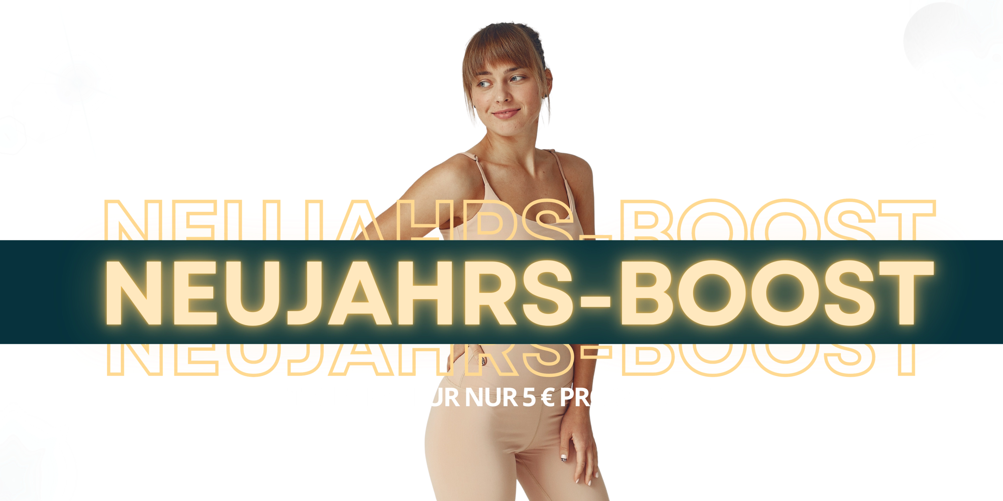 Eine lächelnde Frau in beiger Sportkleidung vor dunklem Hintergrund mit großem leuchtenden Schriftzug „NEUJAHRS-BOOST“ und dem Zusatztext „TRAINIERE FÜR NUR 5€ PRO WOCHE“.