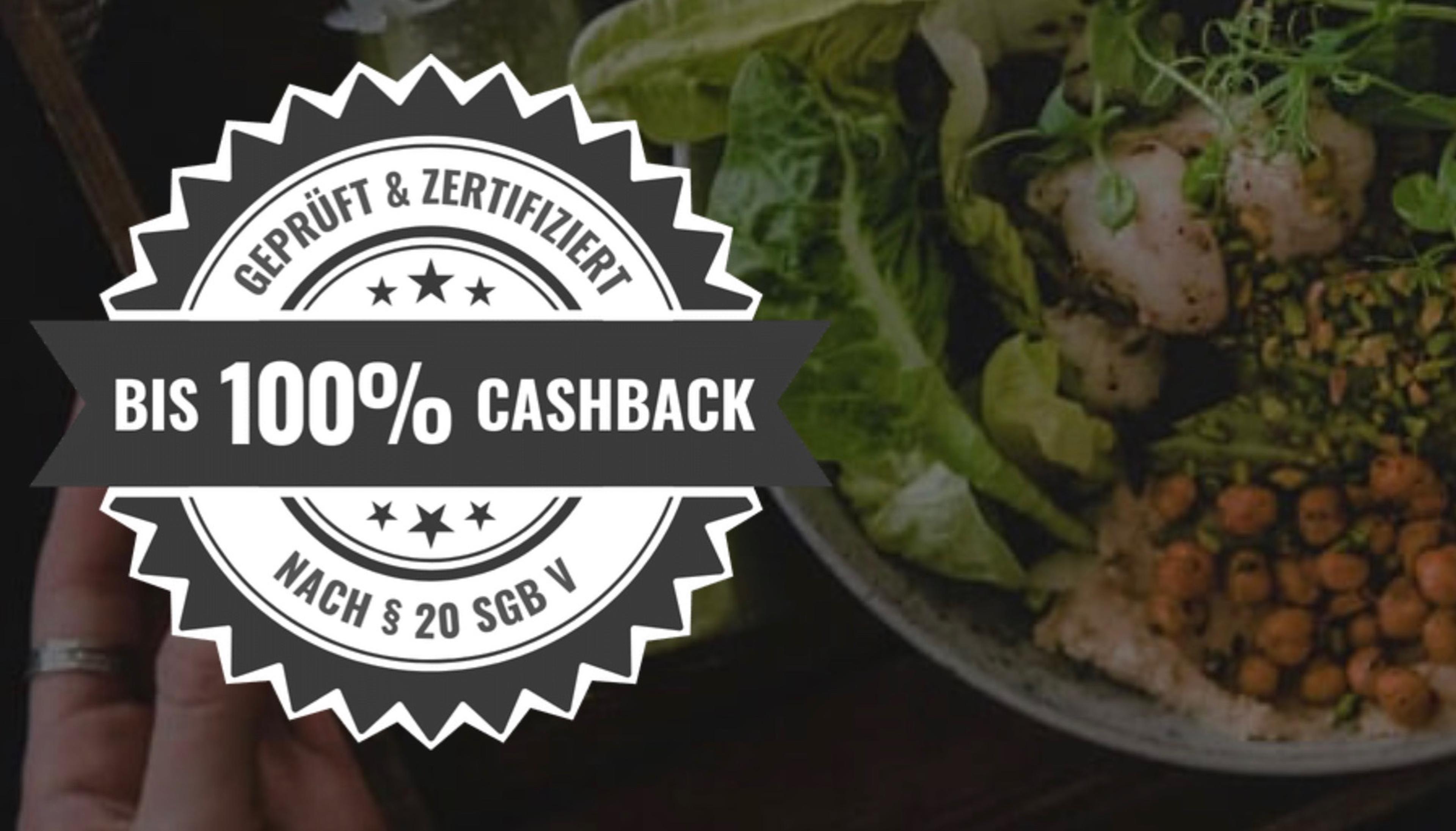 Eine Schale mit frischem Salat, Kichererbsen und Kräutern, überlagert von einem Siegel mit der Aufschrift 'Bis 100% Cashback nach § 20 SGB V'.