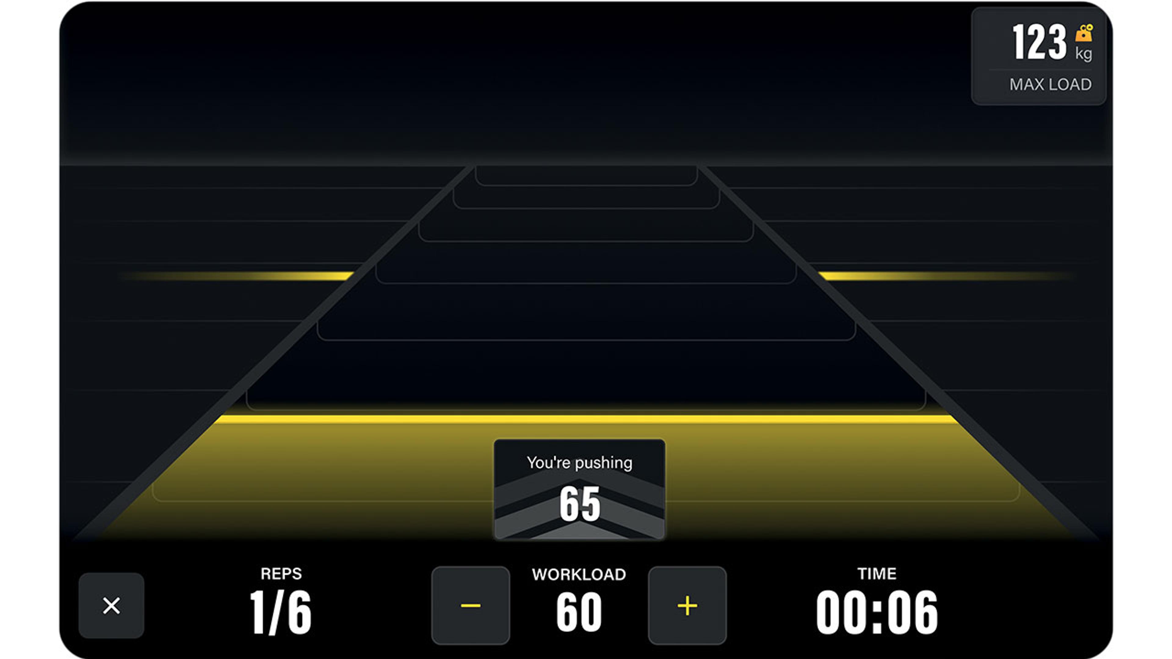 Eine Frau trainiert an einer modernen Schulter- und Beinpresse