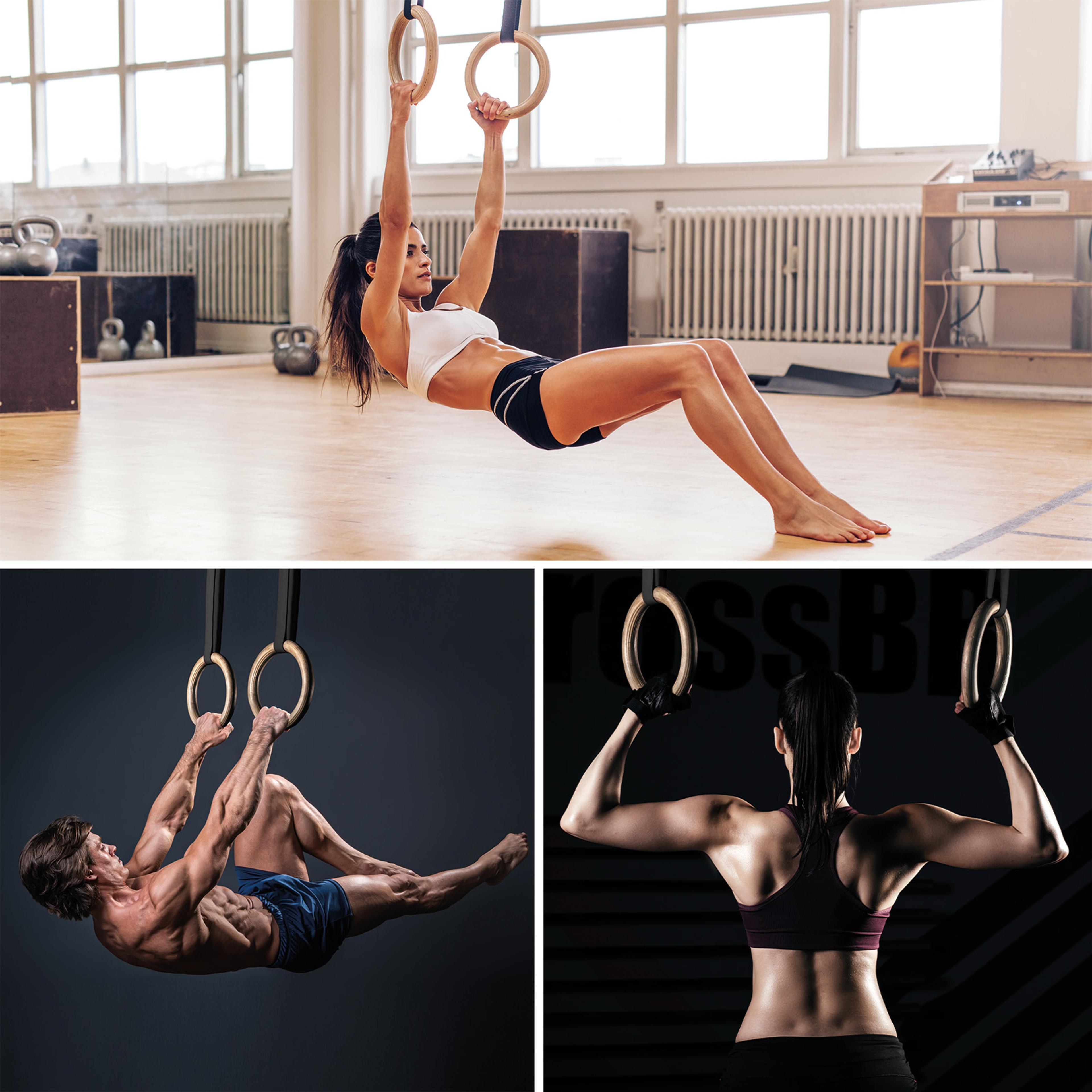 Eine Collage aus drei Bildern mit Athleten an Holzringen: oben eine Frau in weißem Sporttop und schwarzen Shorts, die in einem hellen Fitnessraum an hängenden Ringen eine ruderähnliche Körperposition hält; unten links ein muskulöser Mann in Seitlage, der an Ringen eine L‑Position ausführt; unten rechts die Rückansicht einer Frau im Sporttop, die mit beiden Händen an Ringen hängt vor dunklem Hintergrund.