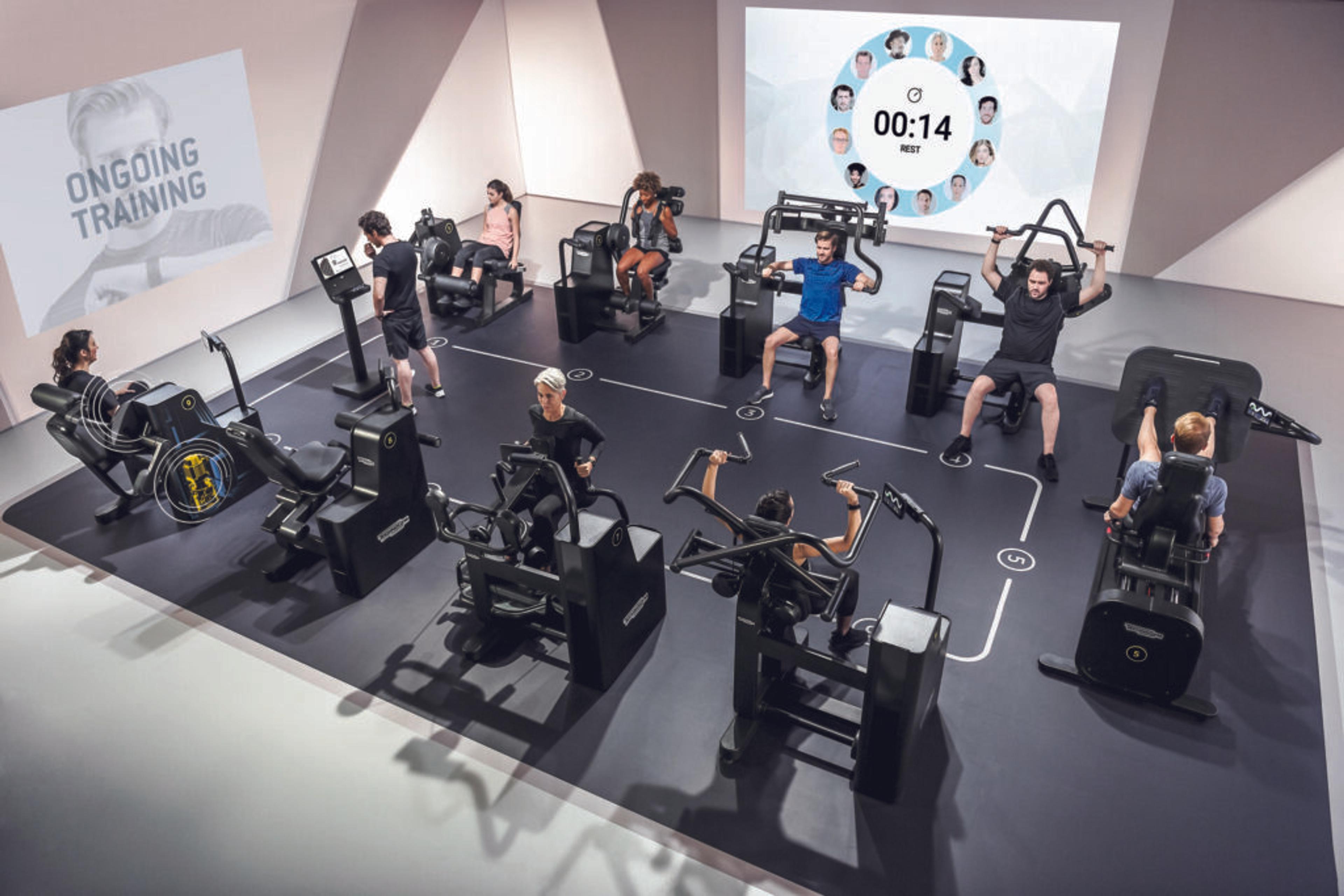 Menschen trainieren in einem modernen Fitnessstudio mit verschiedenen Geräten