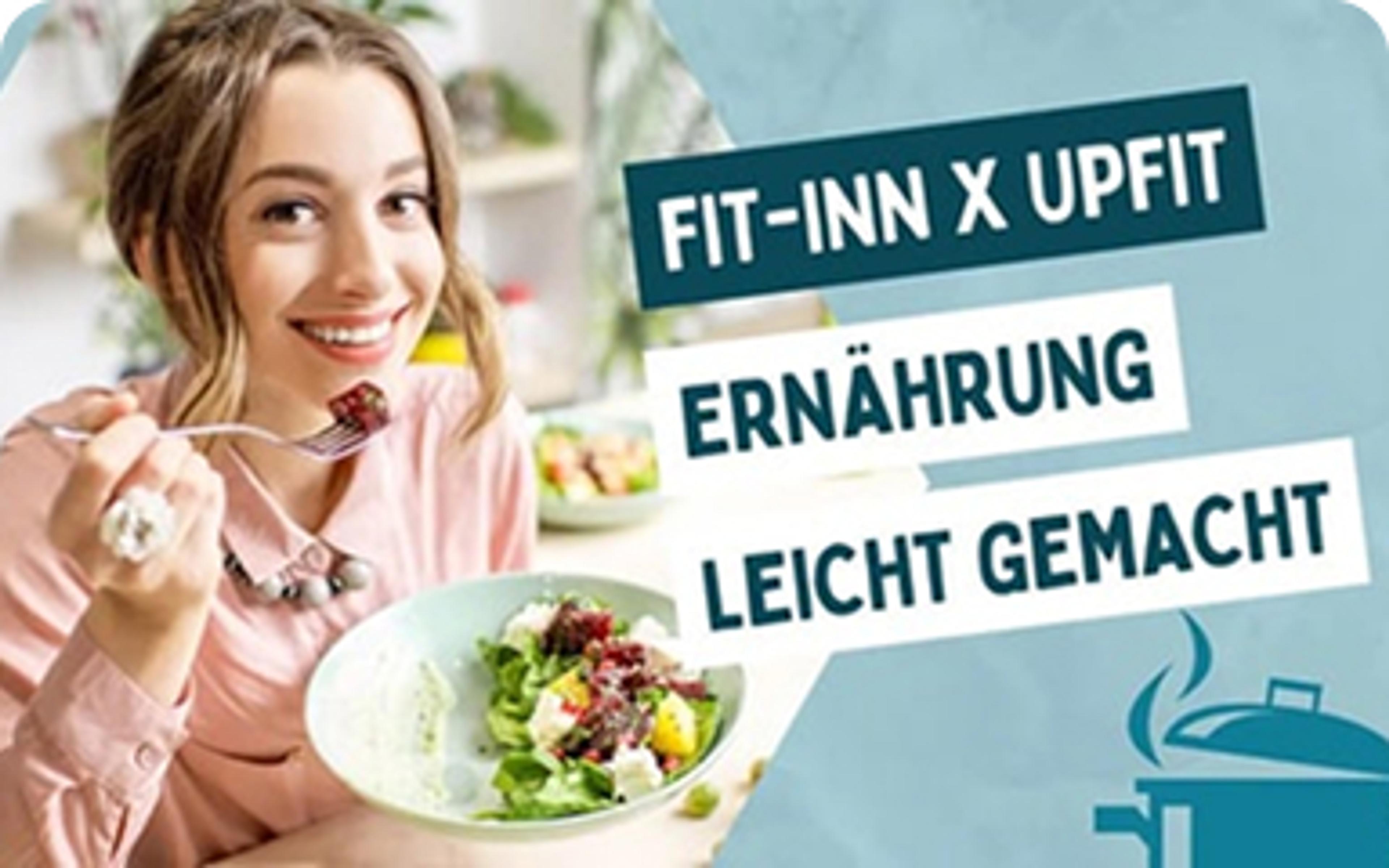 Lächelnde Frau isst frischen Salat, daneben Text 'Fit-Inn x Upfit Ernährung leicht gemacht'