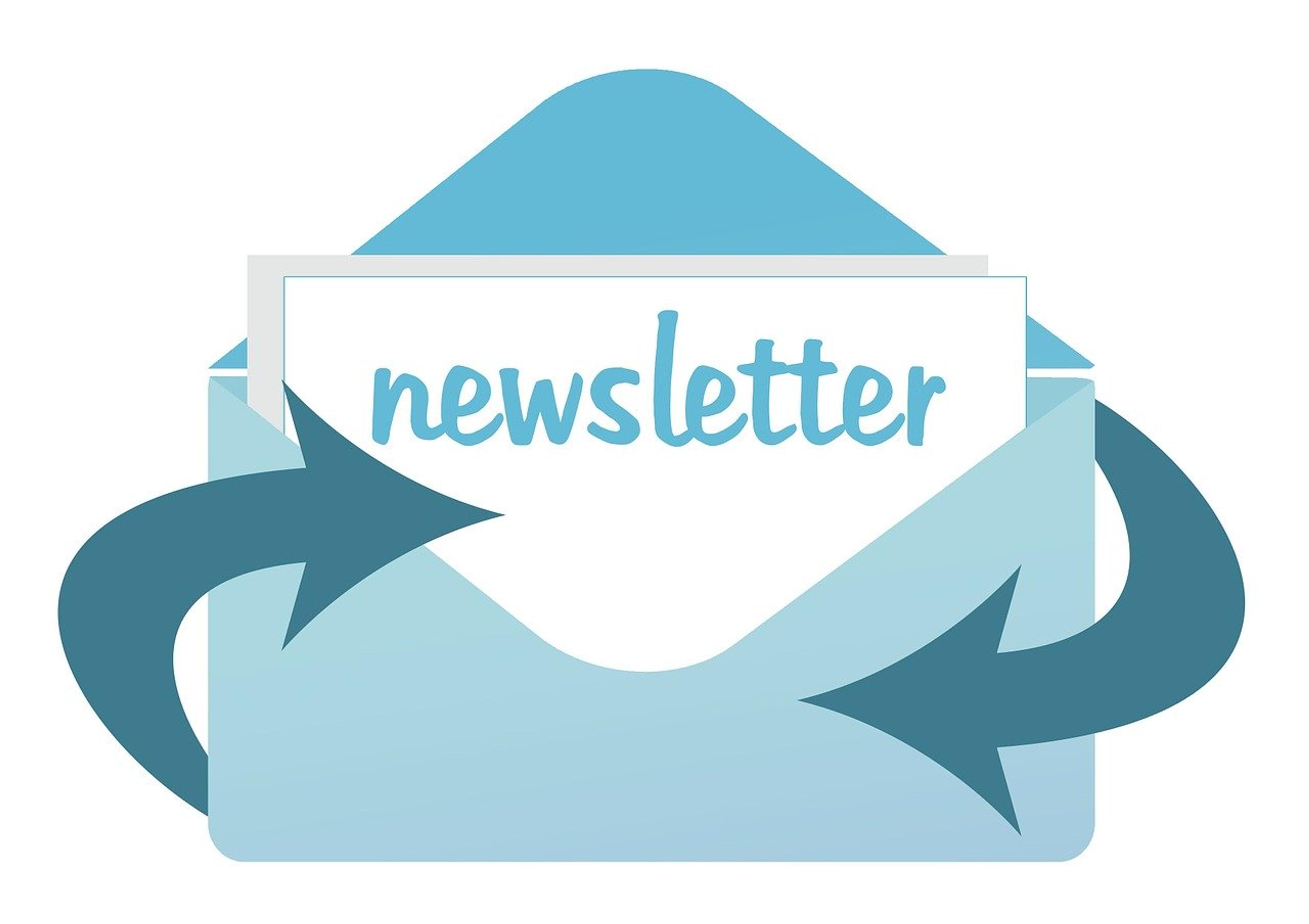 Grafische Darstellung eines geöffneten Briefumschlags mit dem Wort Newsletter und zwei Pfeilen