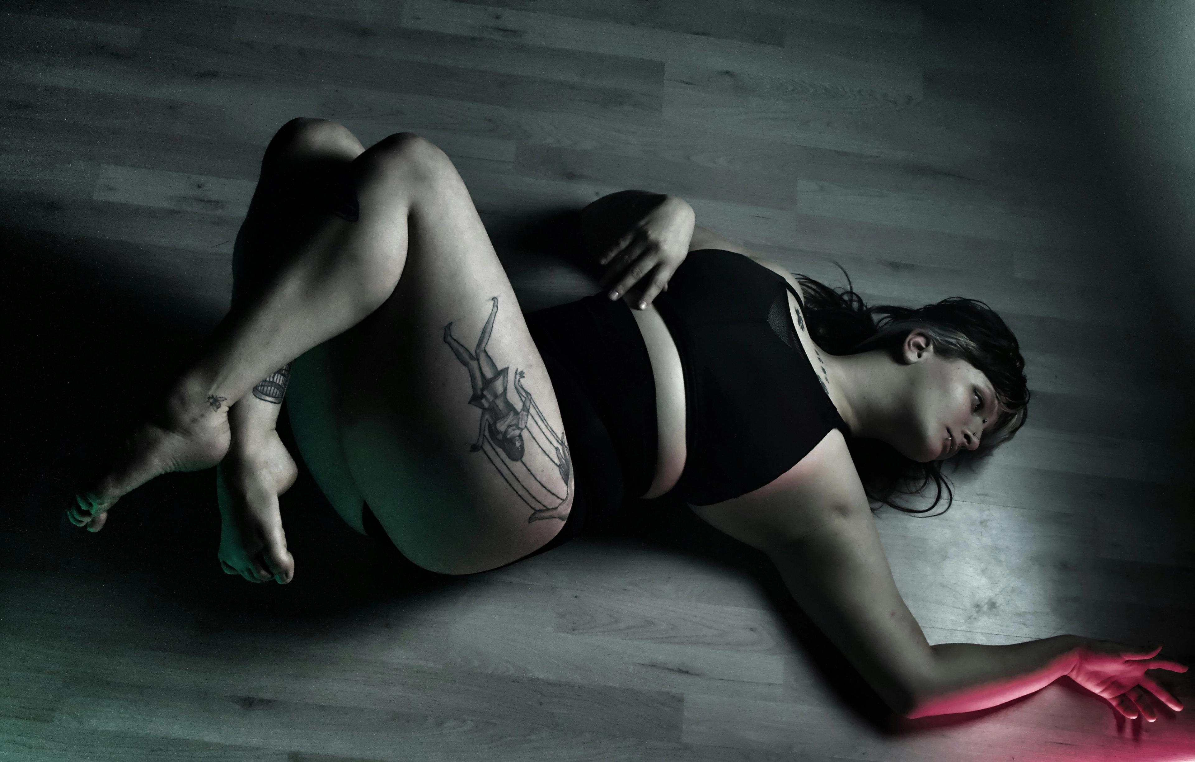 Eine sportliche Frau führt Bauchmuskelübungen auf einer Trainingsmatte im Fitnessstudio aus