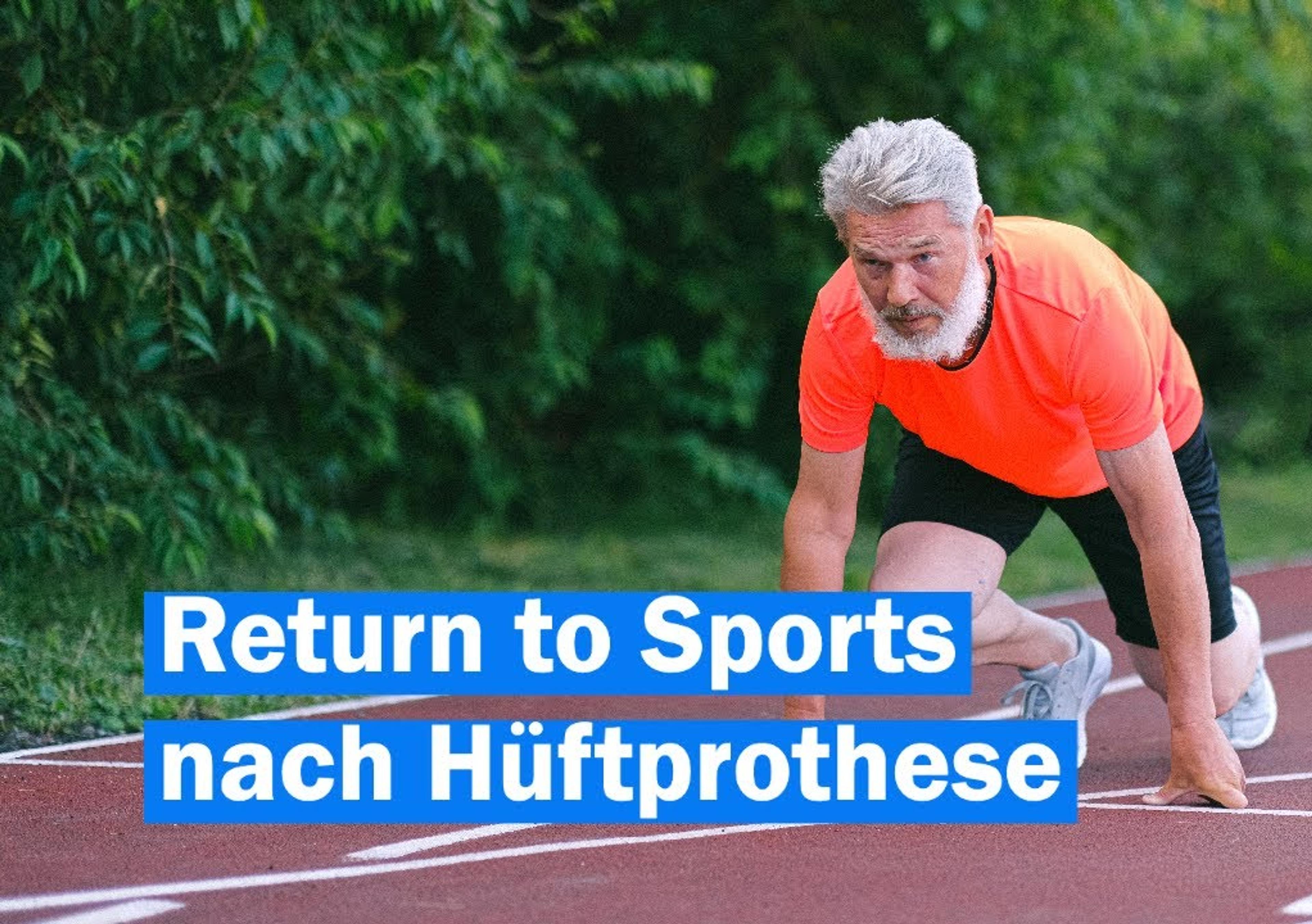 Älterer Mann in Sportkleidung bereitet sich auf einer Laufbahn auf den Start vor