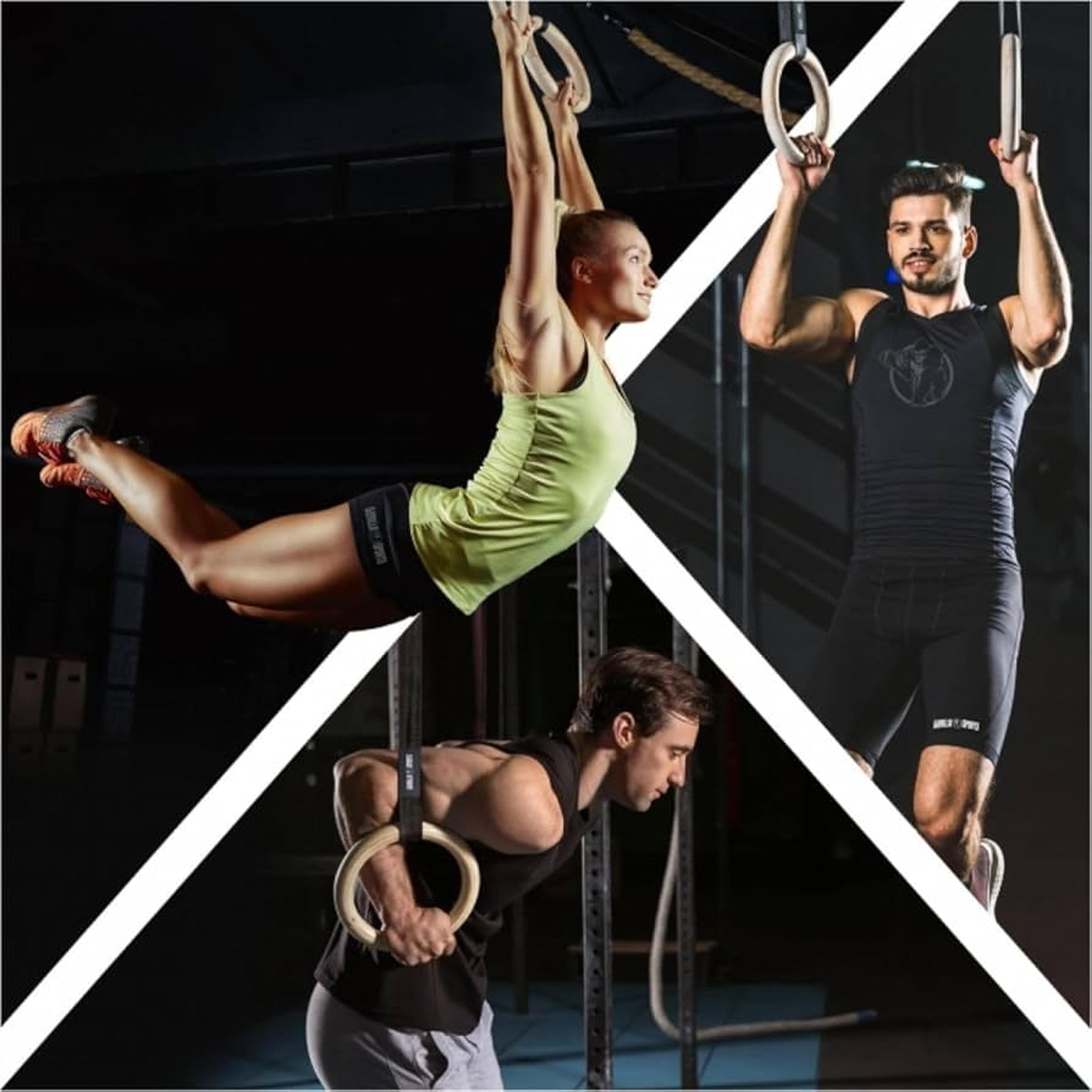 Eine Collage aus drei Szenen mit Athleten an Turnringen: links oben eine Frau in grünem Top und schwarzen Shorts in horizontaler Position an den Ringen, rechts ein Mann in schwarzem Trikot, der sich an den Ringen hochzieht, und unten ein Mann, der Dips an Holzringen ausführt.