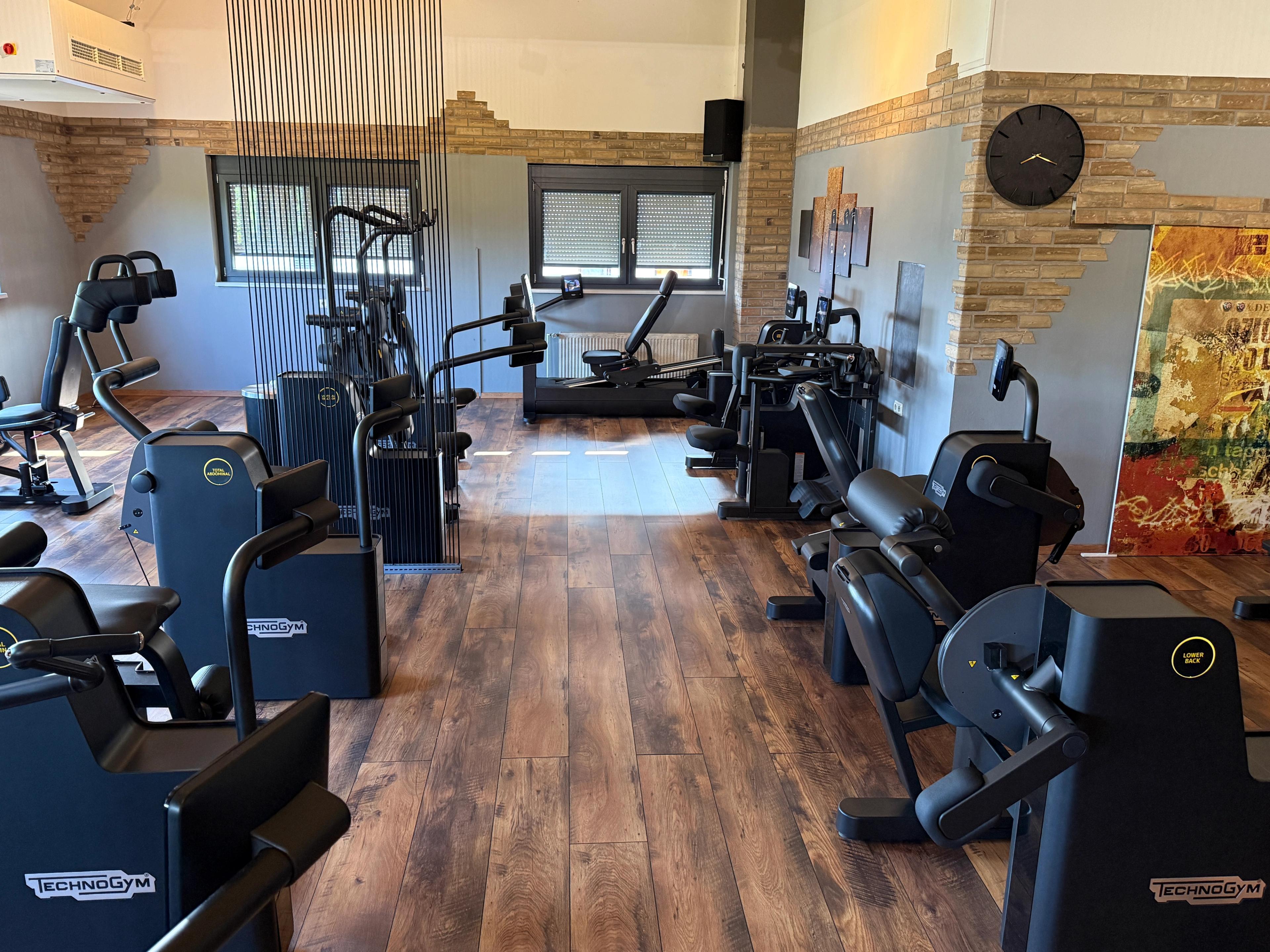 Vergleich zwischen traditionellen Freihanteln und modernem Biostrength Trainingsgerät