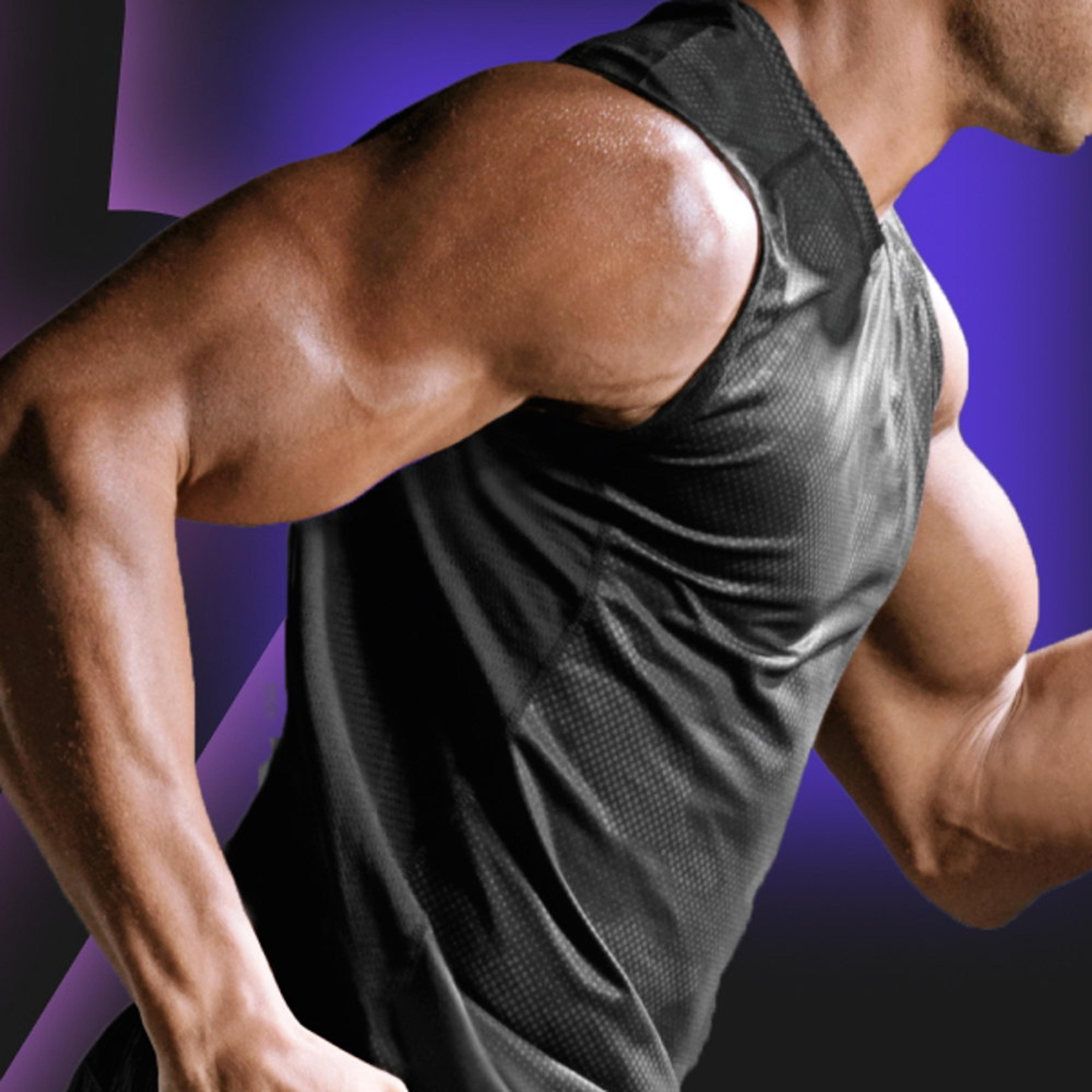 Ein muskulöser Mann in einem schwarzen Sportshirt beim Laufen