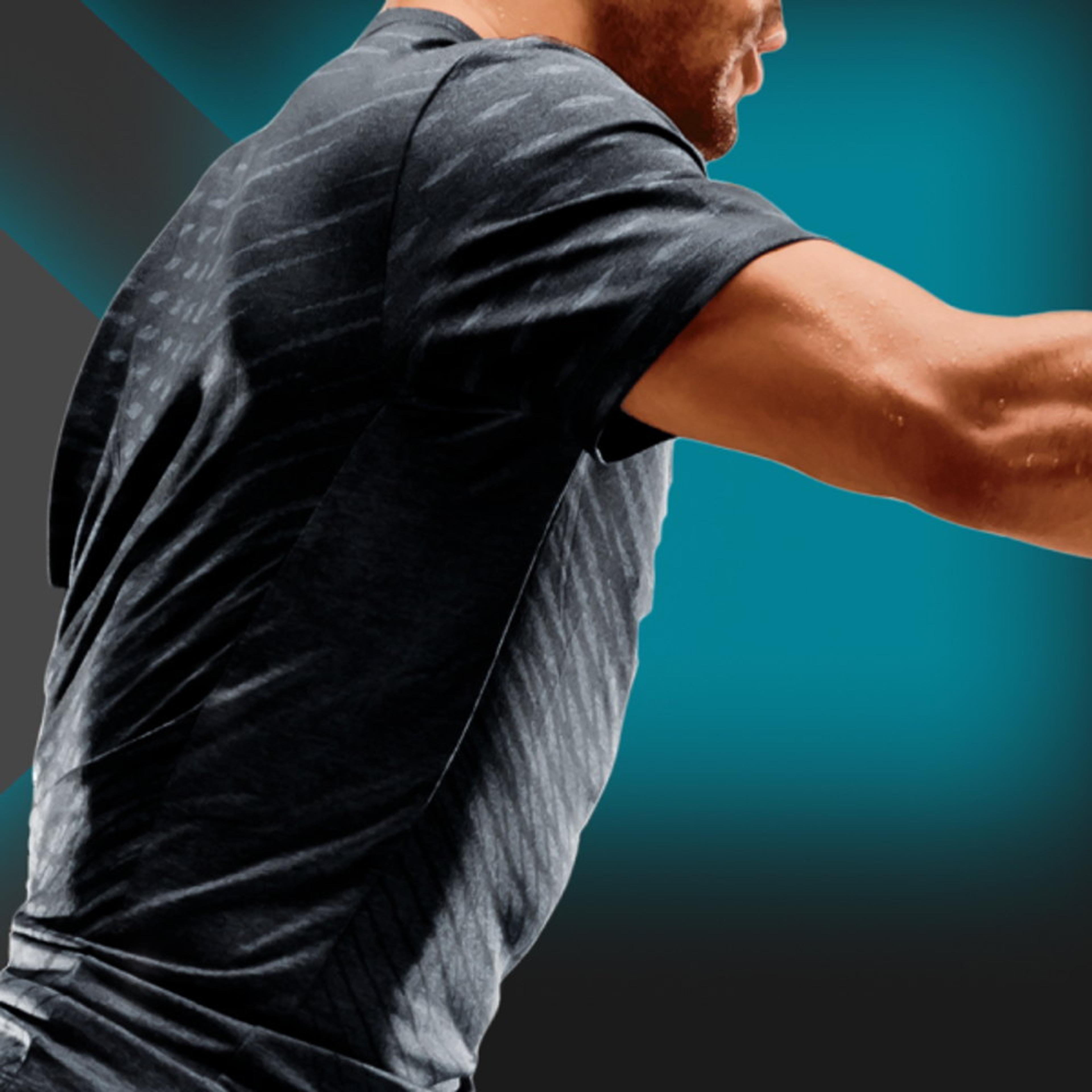 Ein Athlet in einem schwarzen Sportshirt trainiert vor einem blauen Hintergrund