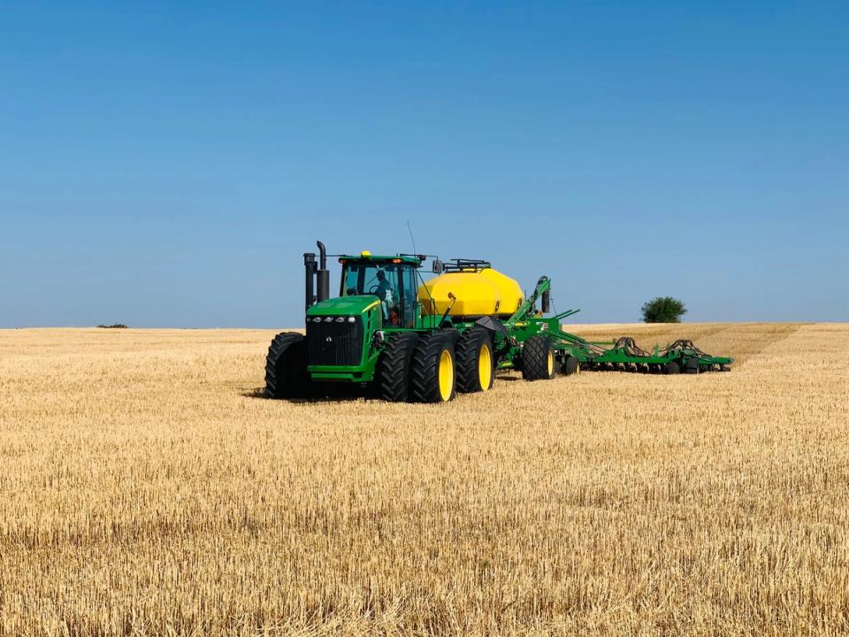 Tractor articulado con sembradora neumática sobre rastrojo de trigo
