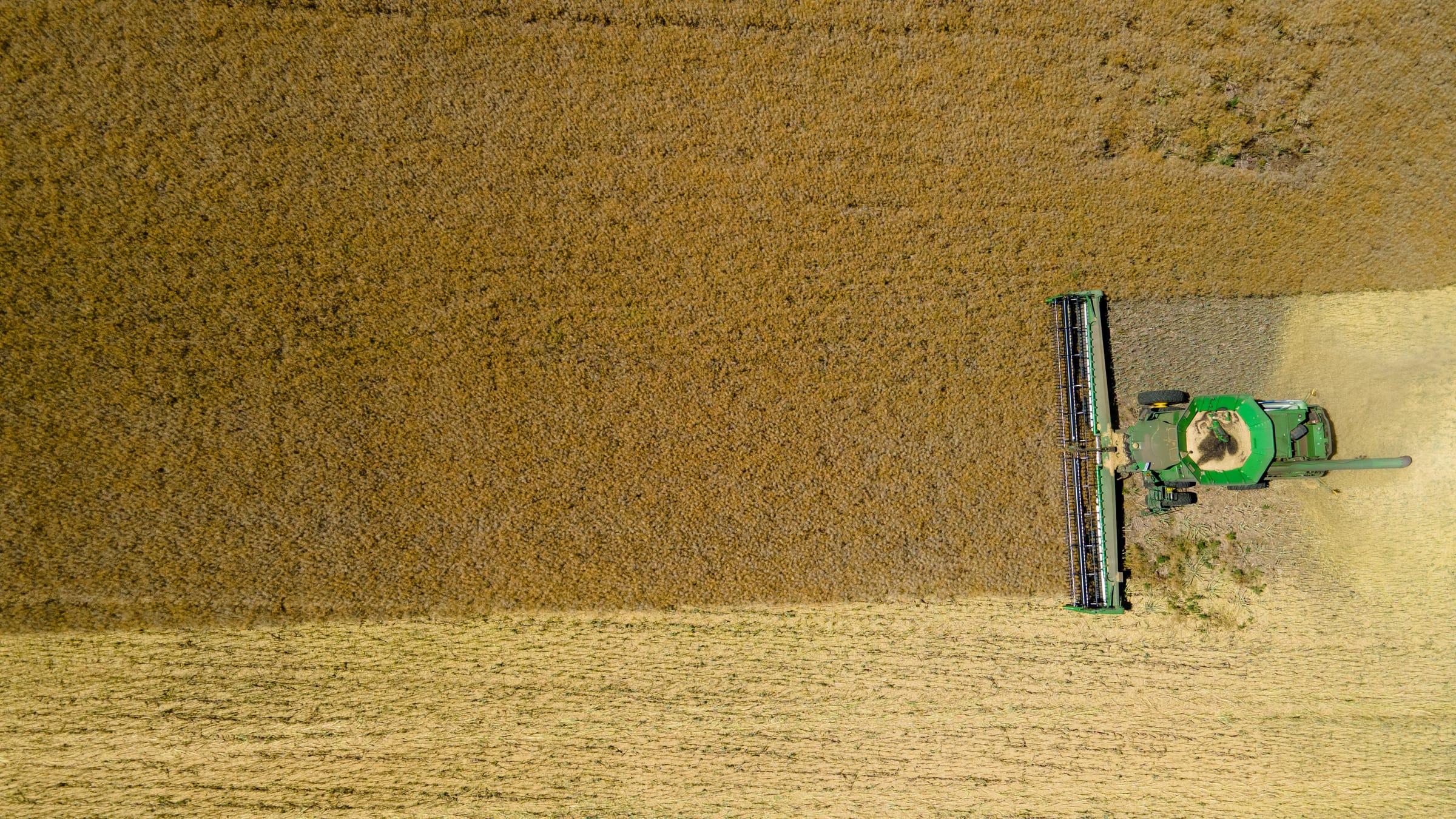 Cosechadora en la cabecera del lote, vista desde arriba