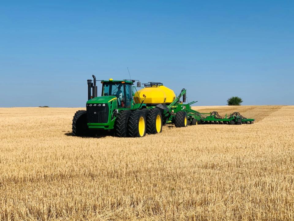 Tractor articulado con sembradora neumática, de frente, en el rastrojo