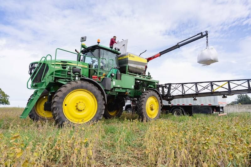 Carga de fertilizante con grúa