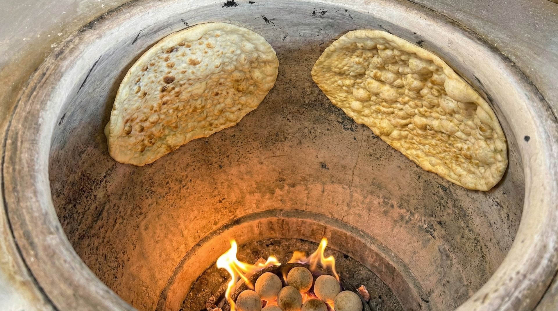 Wypiek świeżego lawaszu w piecu tendur