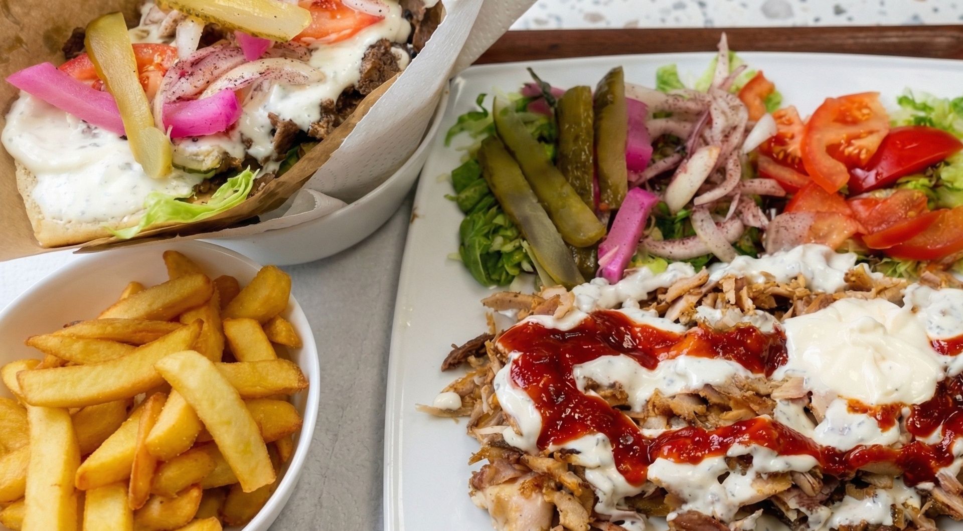 Kebab z warzywami, sosem i świeżym pieczywem