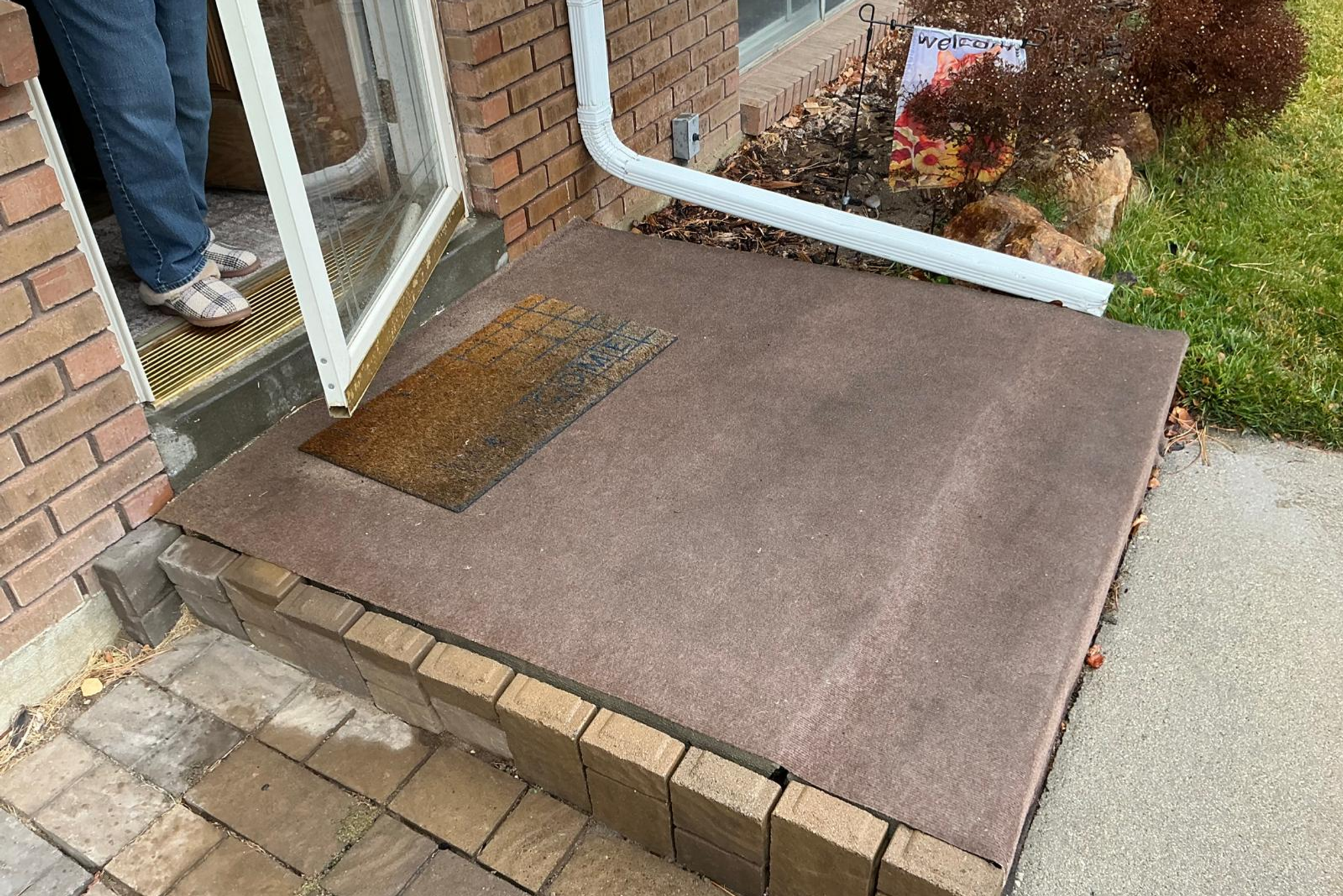 Front porch in Holiday with decorative brick border