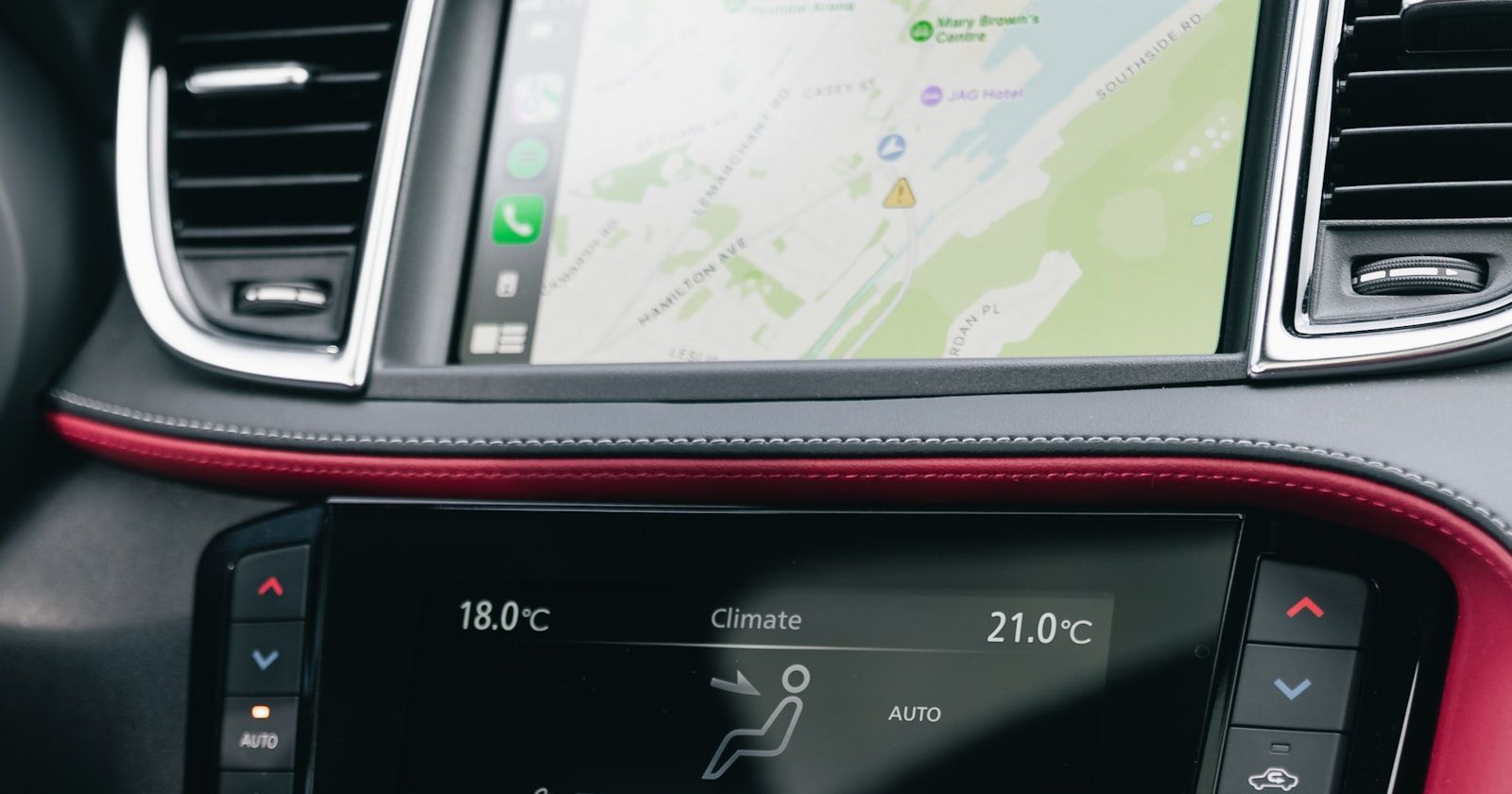 Экран Apple CarPlay с картой в салоне автомобиля
