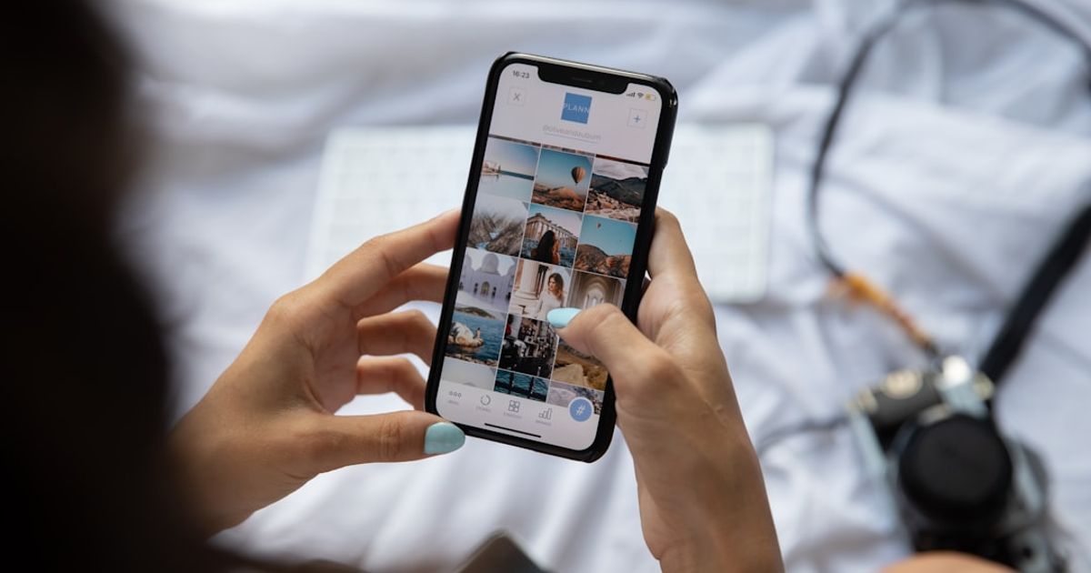 How to Add a Photos Widget to CarPlay in iOS 26 — person holding white samsung android smartphone