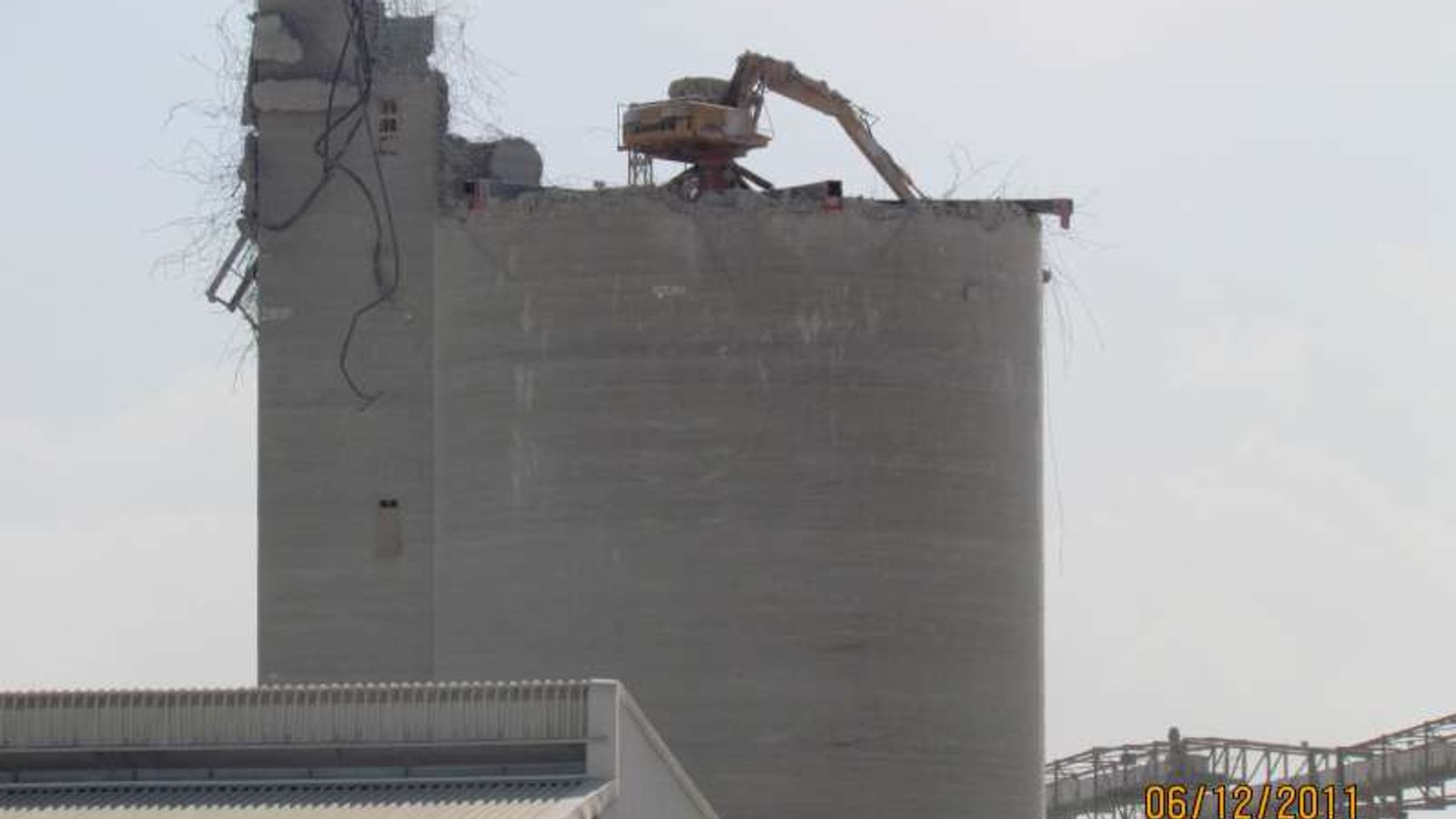 ENOC 82m Chimney Tower Demolition — view 1