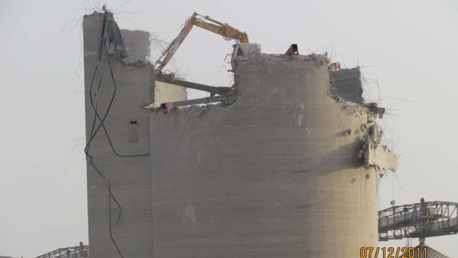 ENOC 82m Chimney Tower Demolition — view 4