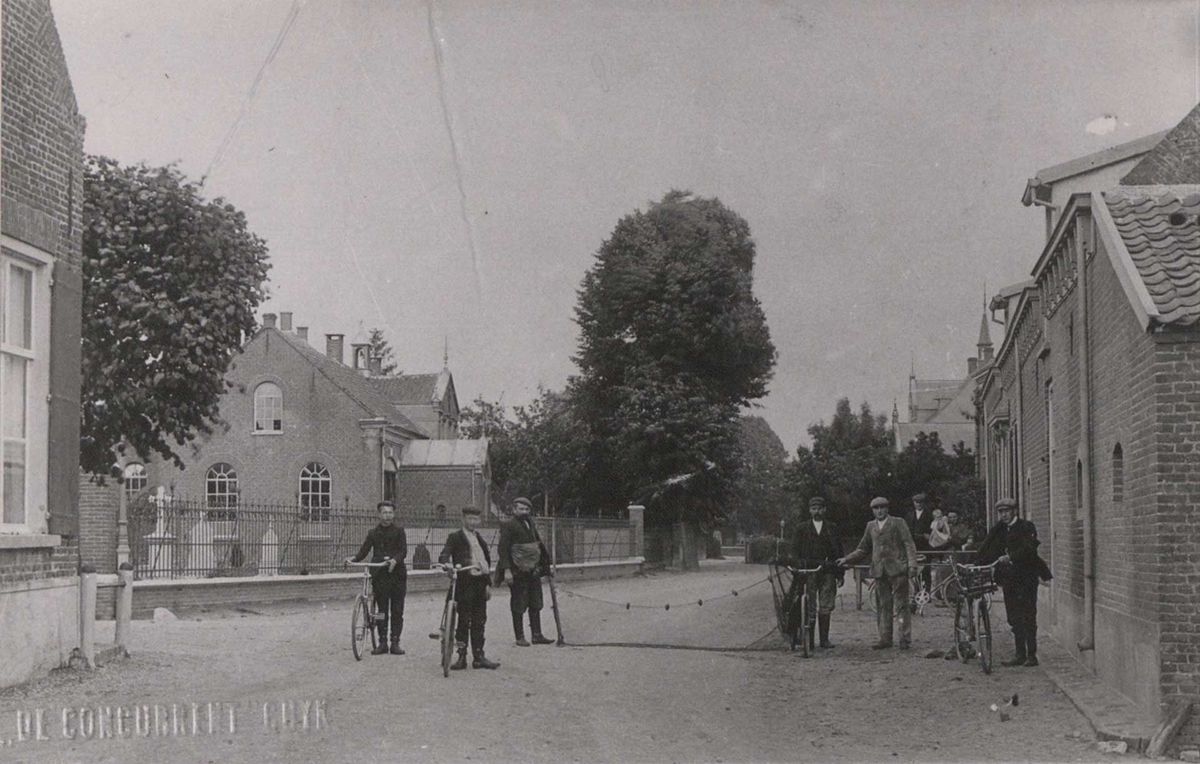 De Grotestraat in Beers, met o.a. de jongensschool en café Het Wapen van Beers (uitg. De Concurrent, Cuijk. Bron: BHIC, fotonummer CUI0594)