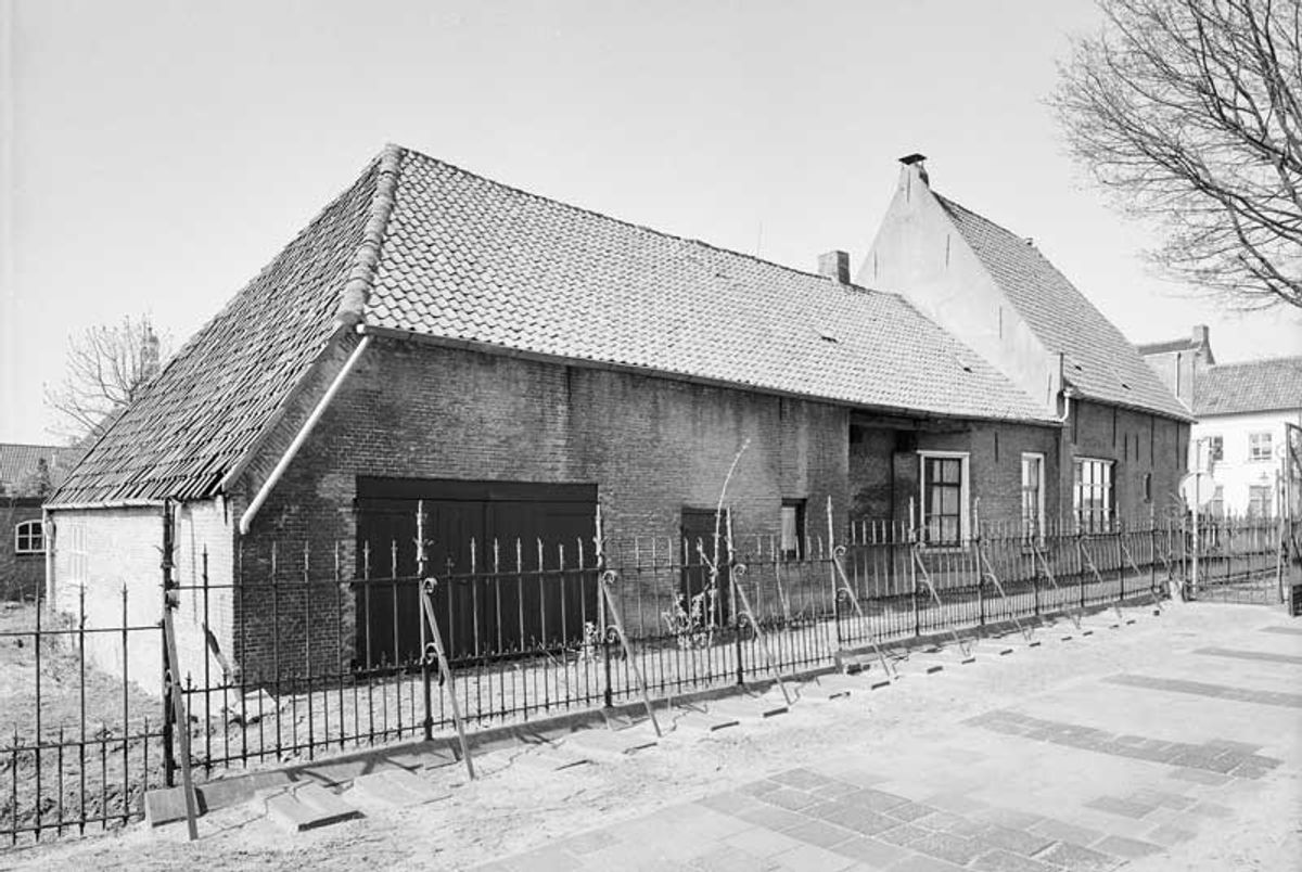 Bierbrouwerij De Twee Bellen (foto: P. van Galen, 1993. Bron: Rijksdienst voor het Cuitureel Erfgoed, fotonummer 302.968, CC BY-SA 3.0)