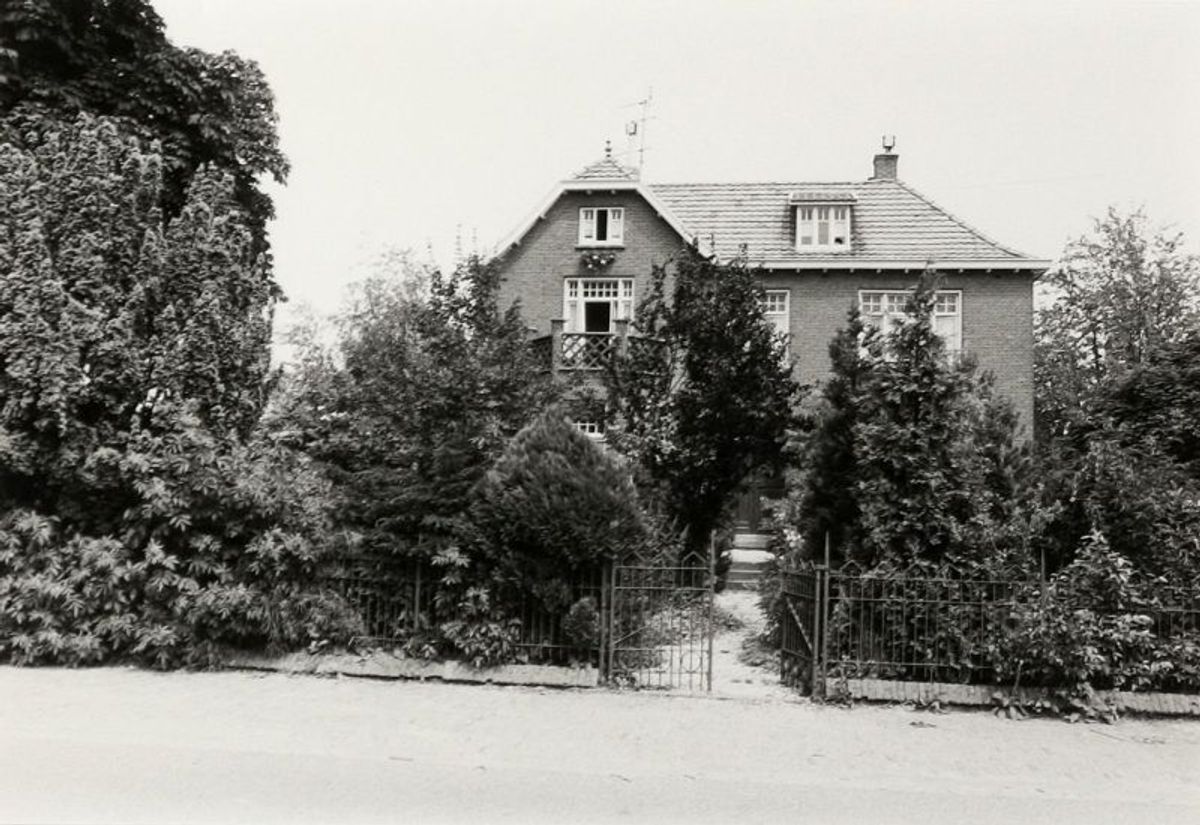Grotestraat 21 in Beers. De woning van burgemeester Van Lith, ontworpen door Jan Ebben en gebouwd in 1919 (foto: Wies van Leeuwen / Provincie Noord-Brabant, 1987. Bron: BHIC, fotonummer PNB001003179)