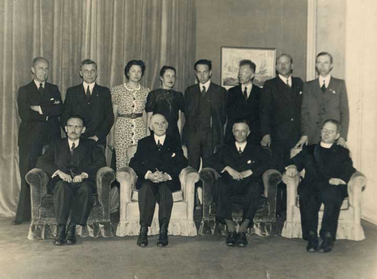 Foto: College van Vertrouwensmannen. Zittend van links naar rechts: Drees, Bosch van Rosental, Cleveringa, Stokman. Staand van links naar rechts: Oranje, Neher, de dames Van Lennep en Van de Wall Bake, Le Poole, Cramer, Van der Gaag en Slotemaker de Bruine (foto: Fotopersbureau Van de Heuvel / Den Haag. Bron: Beeldbank WO2 – NIOD)