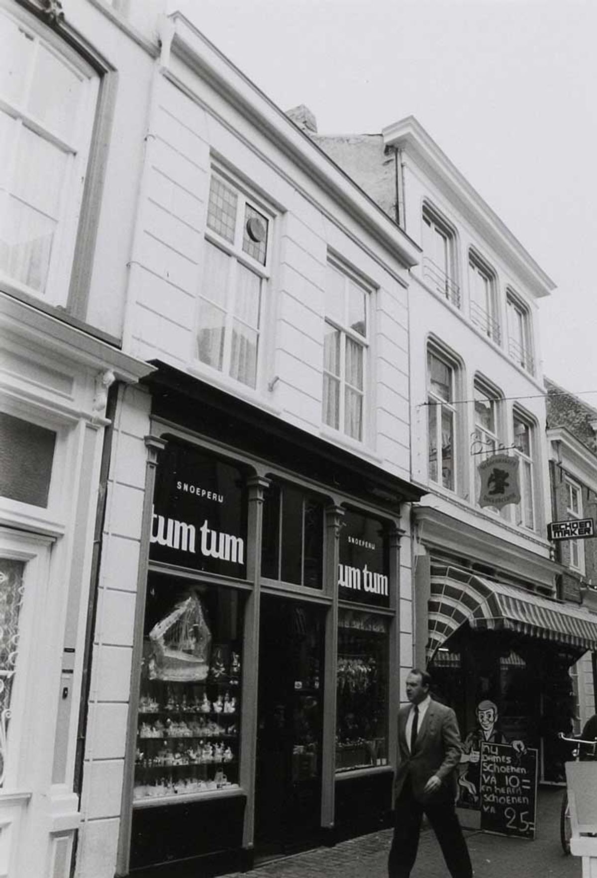 Het snoepwinkeltje in de Ridderstraat, 1990 (foto: Wies van Leeuwen / Provincie Noord-Brabant. Bron: BHIC, fotonr. PNB001033780)