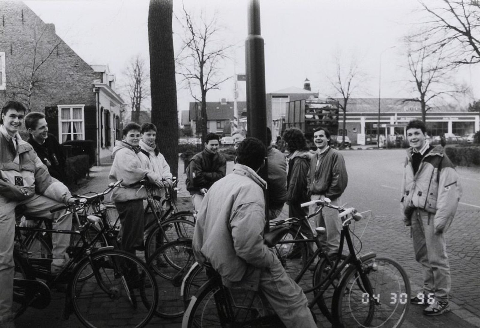 Nederlands Hervormde pastorie links. Gebouwd in ca. 1800. Rechts een garagebedrijf, rechtsaf is de Molendijk; rechtdoor is de Wielstraat. Wie herkent de jeugd op de voorgrond?