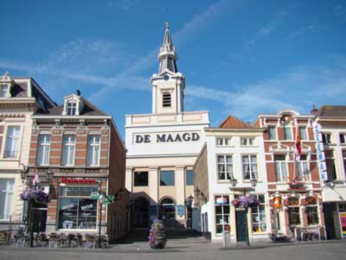 De waterstaatskerk H. Maagd Maria aan de Grote Markt (Foto: © Rob Kreukniet 2015, bron: reliwiki.nl, gelicenseerd onder Creative Commons)