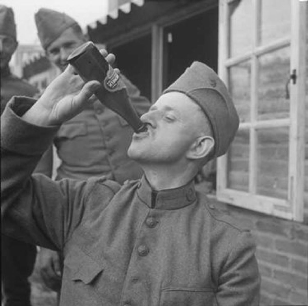 Een soldaat drinkt een flesje chocolademelk. (Foto: Johan Prinsen, Collectie familie Prinsen, 1939. Alle rechten voorbehouden)
