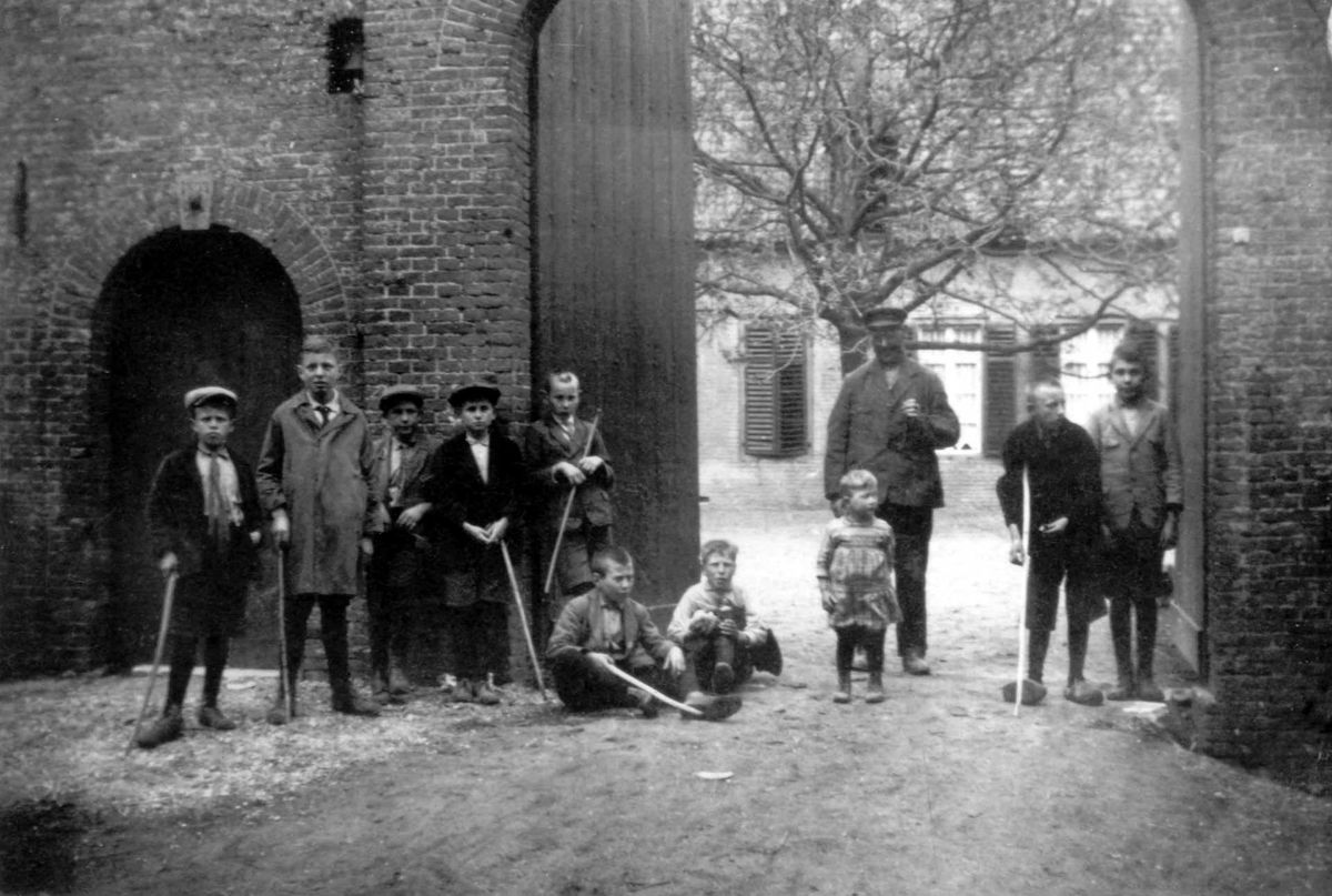 Van links naar rechts: Koos Strik, Harry Ebben, Wim ten Haaf, Ties Cornelissen, Bert Linssen, Wiel Siebers, Piet Nelissen, boer Bartels met kind, Toon Kreutz en Jan Kuppeveld. (bron: familiecollectie)