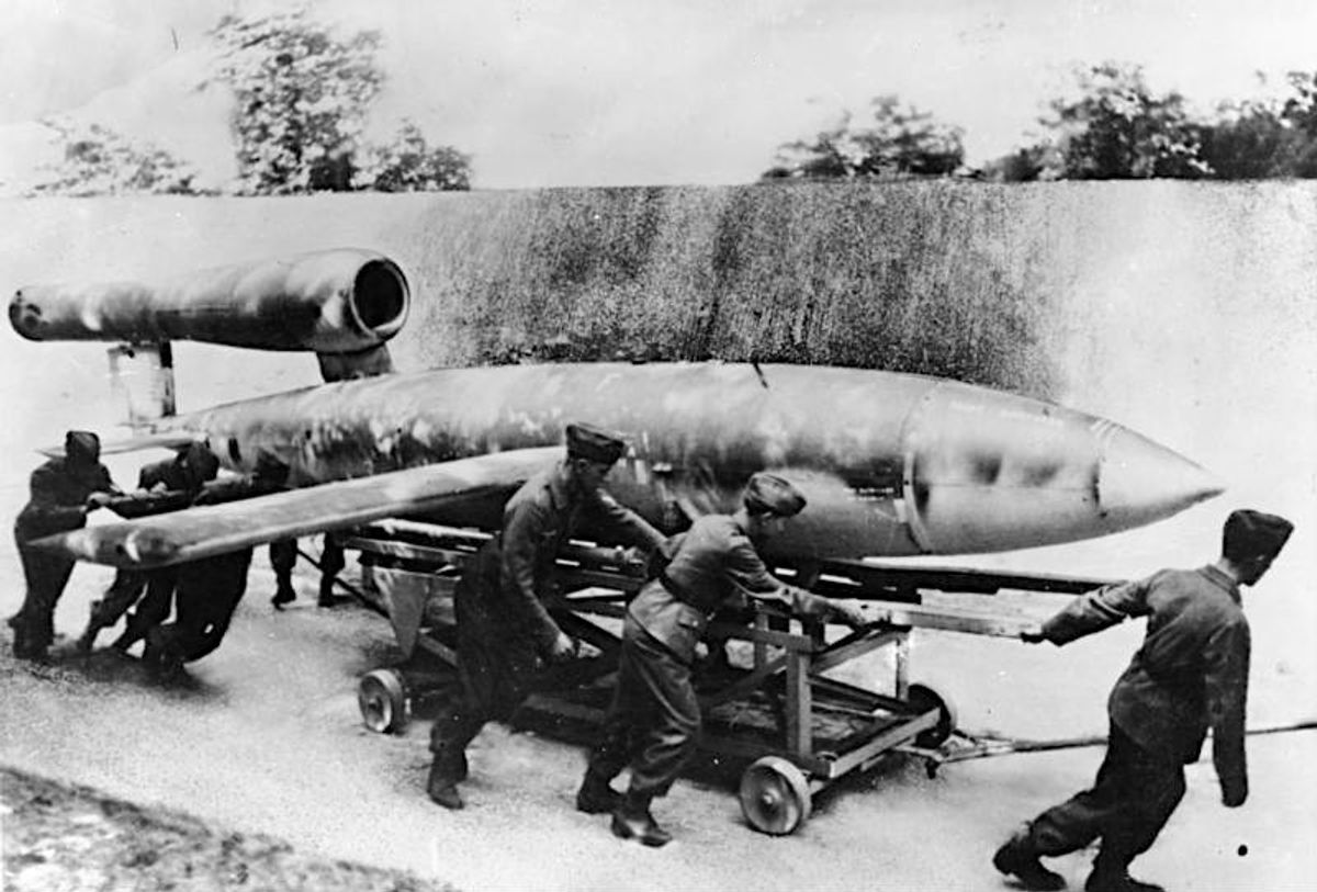 Duitse militairen slepen een V-1 naar de lanceerinrichting (foto: PK-Lysiak/Transocean-Europapress, 1944. Bron: Bundesarchiv via Wikimedia Commons. CC BY-SA 3.0 DE)