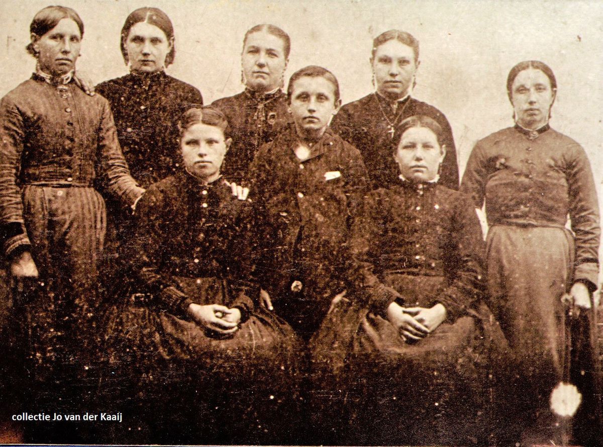 Kinderen uit het gezin Johannes van de Biggelaar en Anna Maria van de Rijt: Bernard van de Biggelaar (In het midden) met zijn zeven zusters Marie, Sien, Tonia, Bet, Ant, Drieka en Jaan (bron: collectie Jo van der Kaaij)