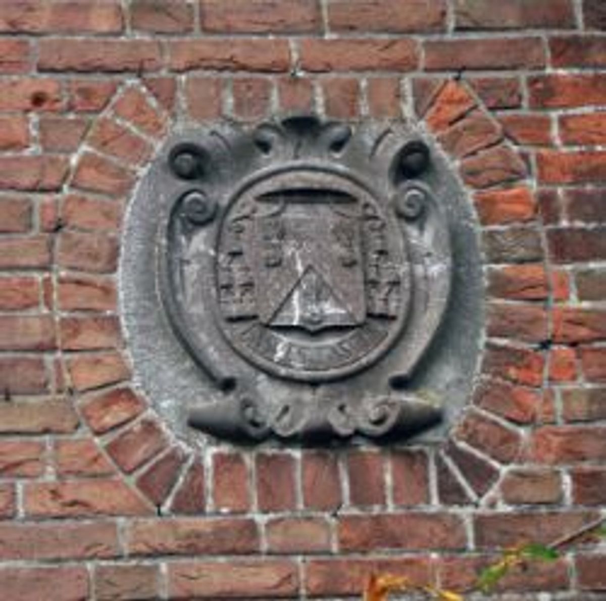 Het bisschopswapen in de poort van Haerendael