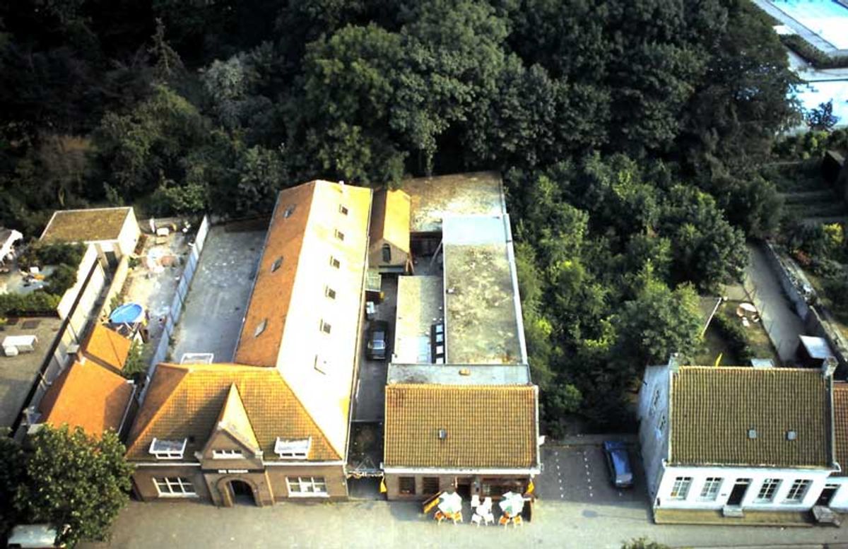 Van links naar rechts bloemenwinkel Vos, buurthuis De Dreef, café De Harmonie en het pand van de vroegere school- en onderwijzerswoning, c. 1998 (© Ado Schellekens)