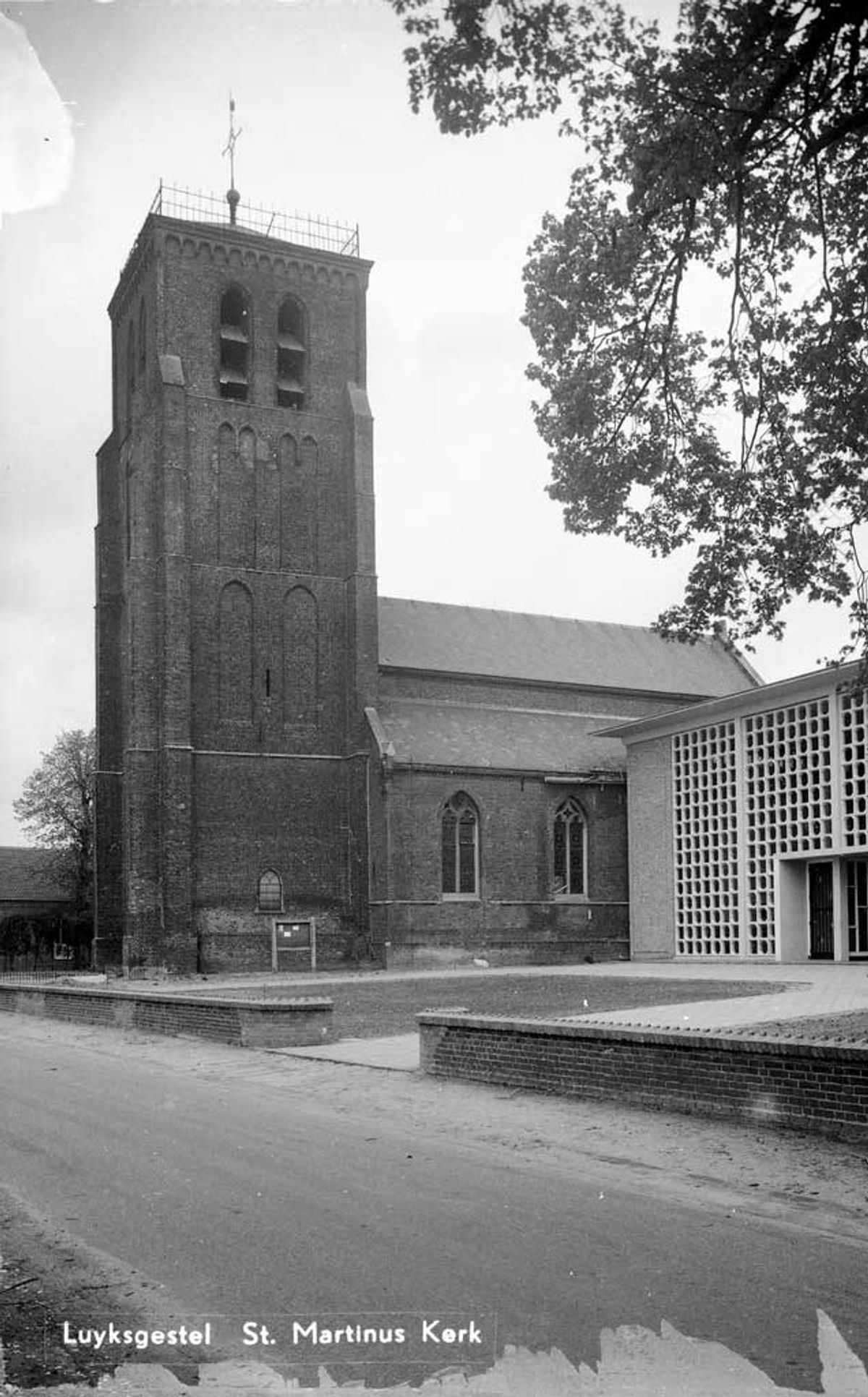 De oude kerk van Luyksgestel staat naast de nieuwe (Bron: BHIC, nr. 1220-001037)