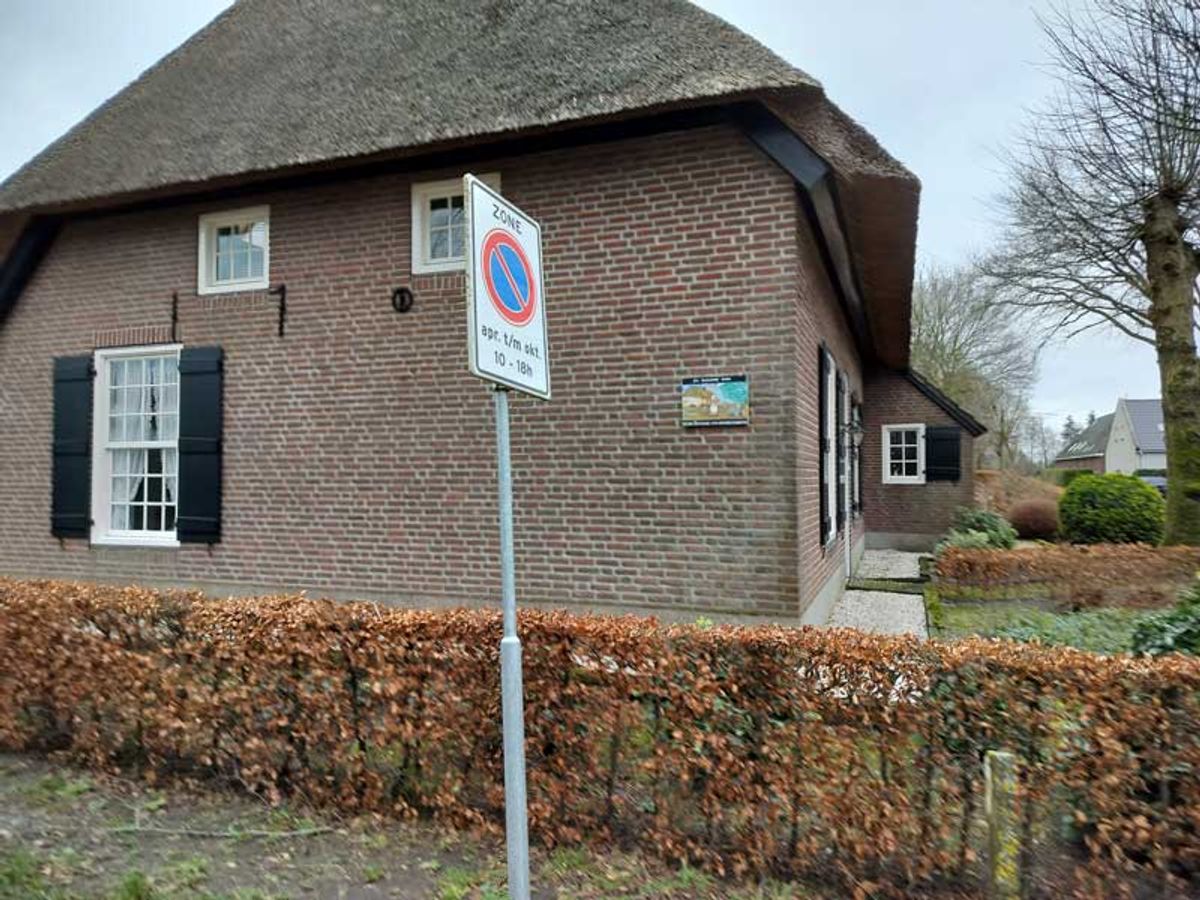 De boerderij met de plaquette aan de gevel (foto: Gerard Veltman)