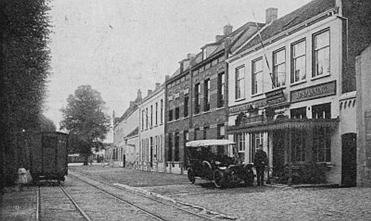 Etten-Leur, Markt met tram en auto voor het Neerlandsch Koffyhuis