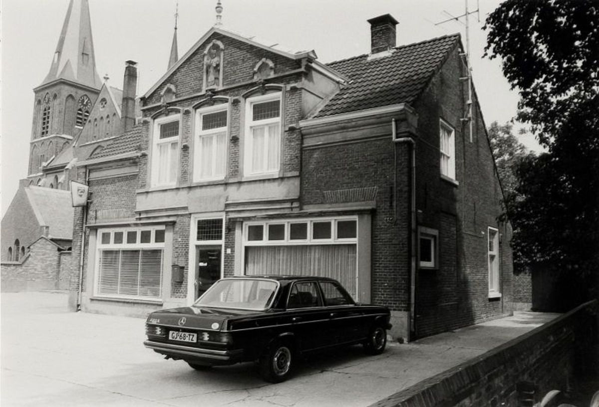 Grotestraat 1 in Beers. De voormalige woning van het hoofd van de jongensschool, later een winkel/woonhuis (foto: Wies van Leeuwen / Provincie Noord-Brabant, 1987. Bron: BHIC, fotonummer PNB001003175)De voormalige woning van het hoofd van de jongensschool in Beers, later een winkel/woonhuis