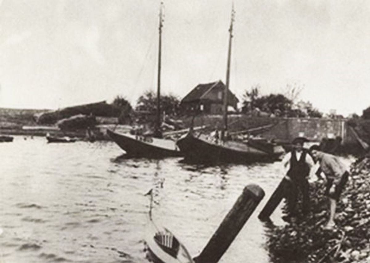 De werf en het uitwateringssluisje (bron: Jubileumboek WSV De Schelde)