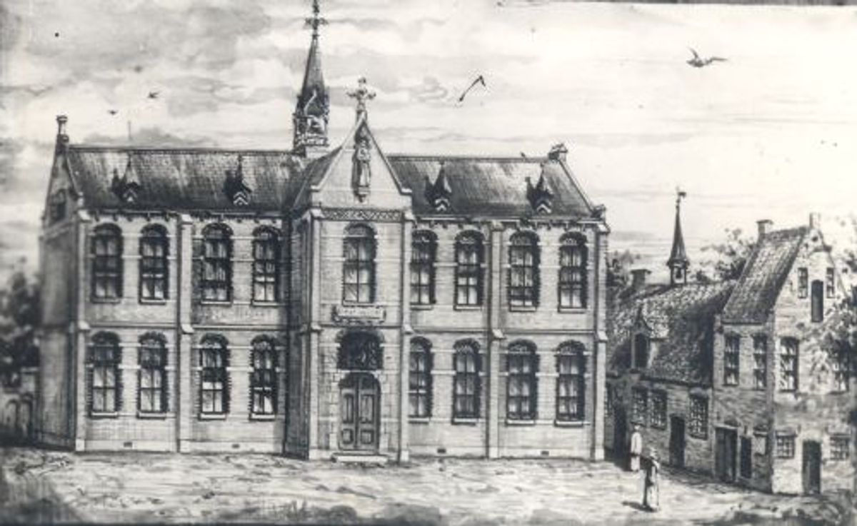 Het gymnasium met rechts het raadhuis