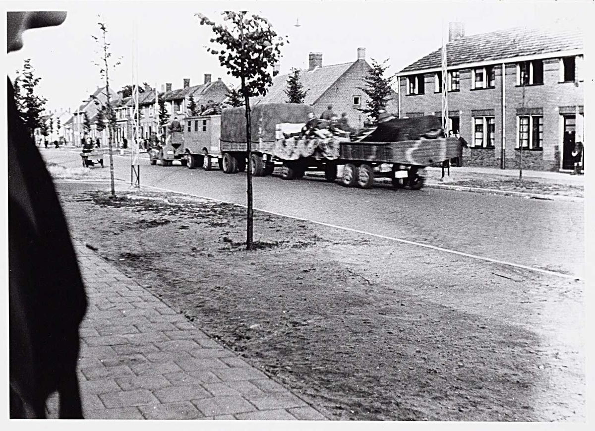 Een Duitse colonne zoekt op Dolle Dinsdag een veilig heenkomen. Hier rijdt een 'trein' op de Bosscheweg (foto: J. Cremers, 5-9-1945. Bron: Regionaal Archief Tilburg nr. 013205)