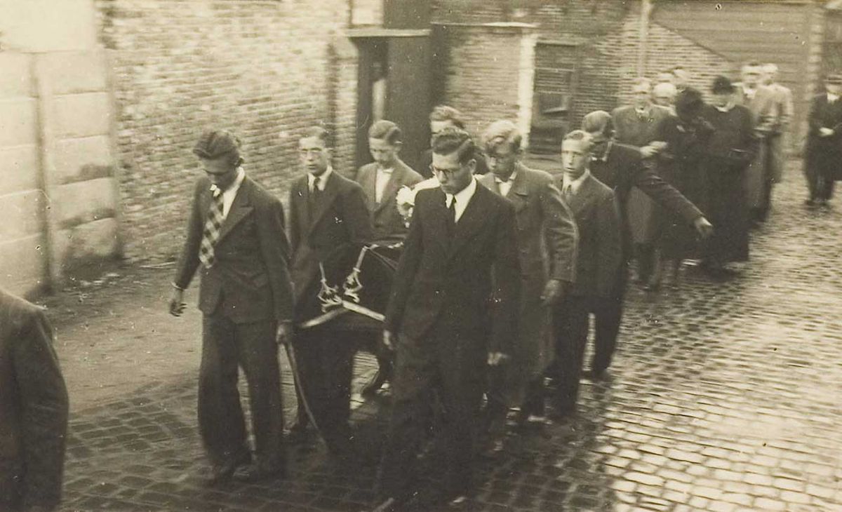 De begrafenis op 9 september 1944 van Joop Hoffmans (foto: Fotograaf A. Oudkerk (Waalwijk), auteursrecht G.C.M. Verheijen (Waalwijk), Beeldbank Streekarchief Langstraat Heusden Altena, nr. WAA70222a)