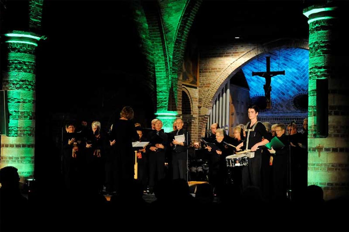 Een culturele uitvoering, nog voor de verkoop, georganiseerd door het harmonieorkest Alliance met de balletvereniging ‘Zwaluwnest, de gemengde koren De Cantorij en Vriendschap door Zang. Verder de bariton Henk Heijnen en de dertienjarige Julia Schonegevel, 2011 (foto: © René Schotanus, fotograaf)